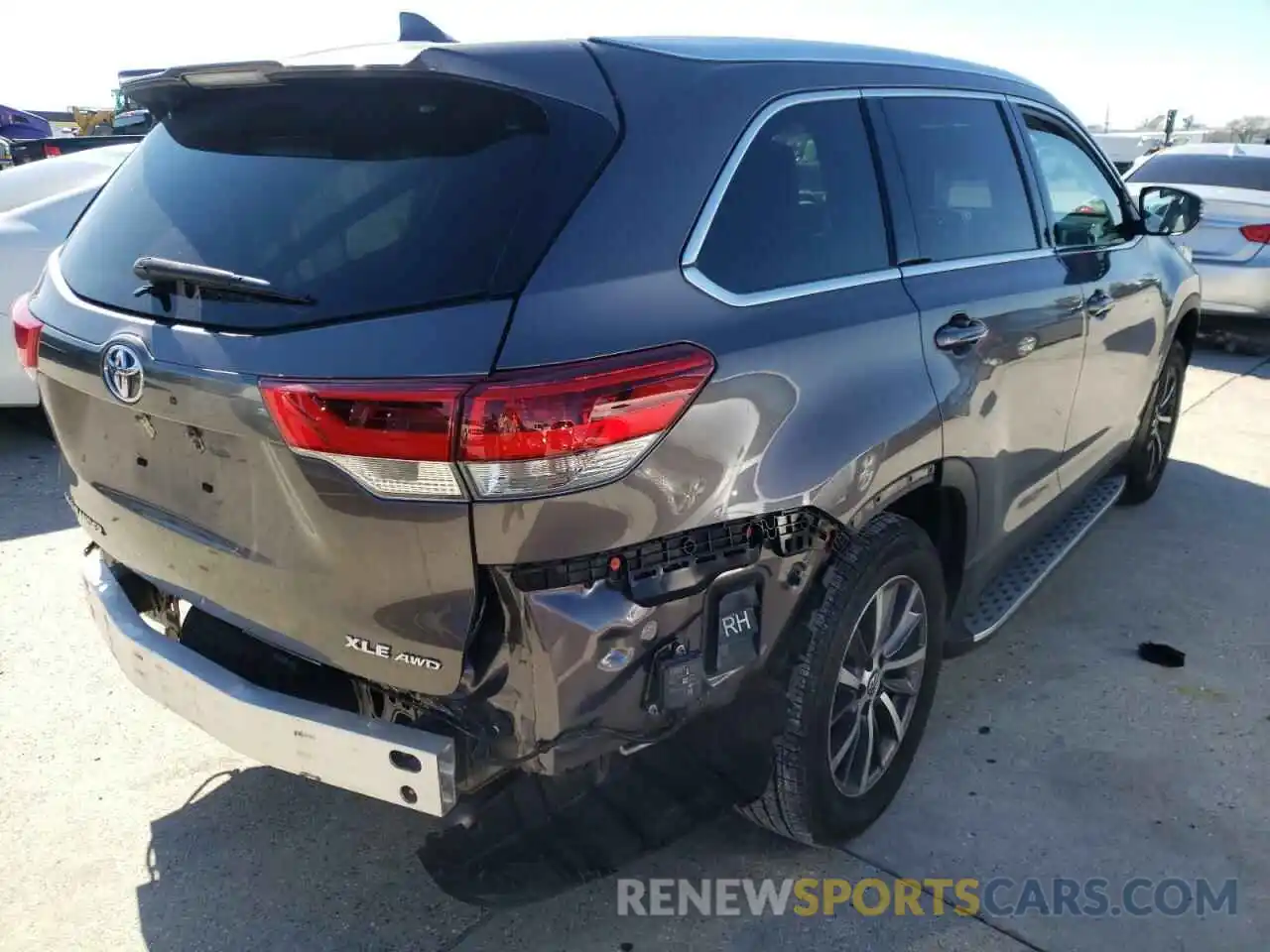 4 Photograph of a damaged car 5TDJZRFH7KS945152 TOYOTA HIGHLANDER 2019