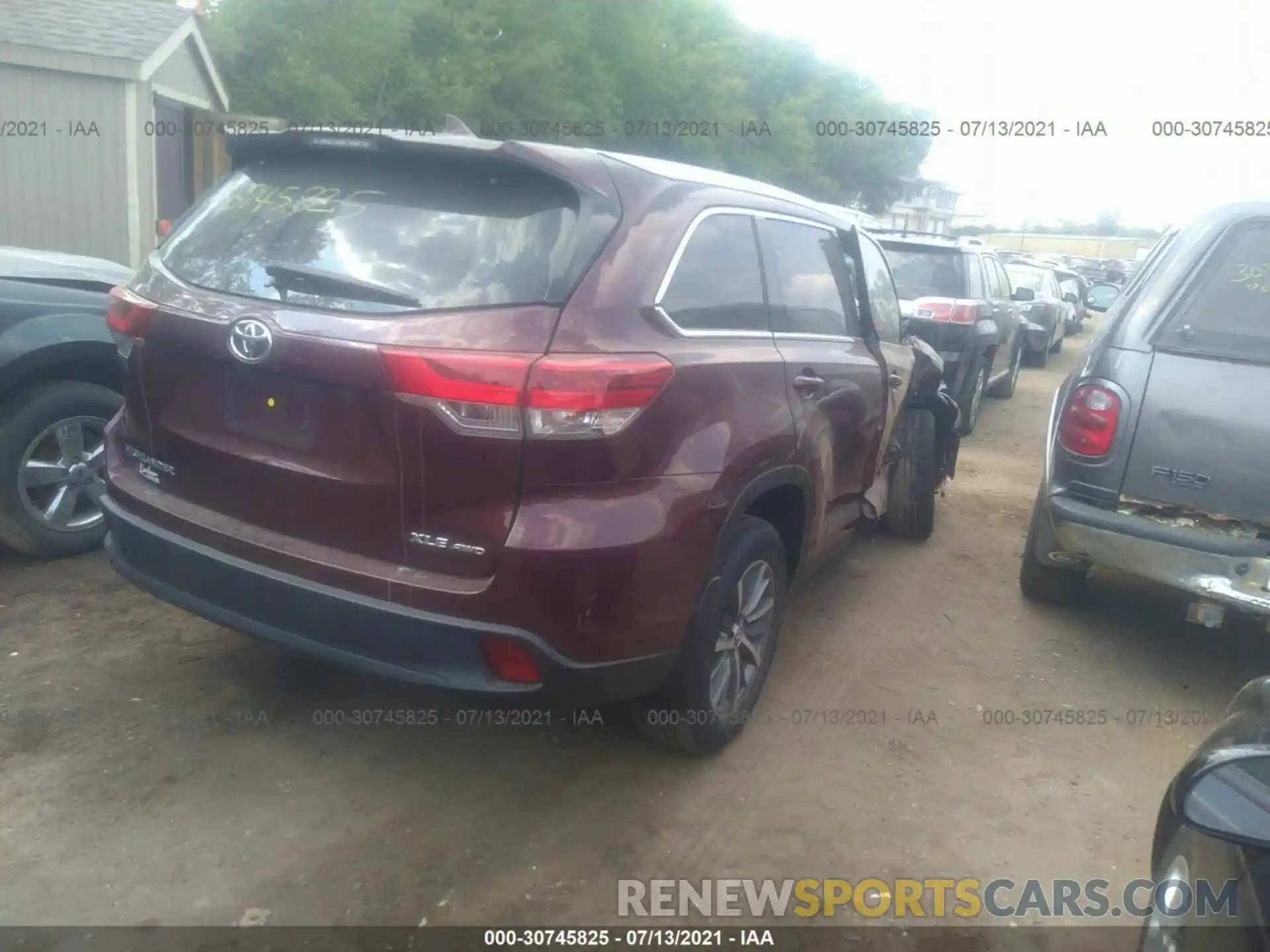 4 Photograph of a damaged car 5TDJZRFH7KS947712 TOYOTA HIGHLANDER 2019