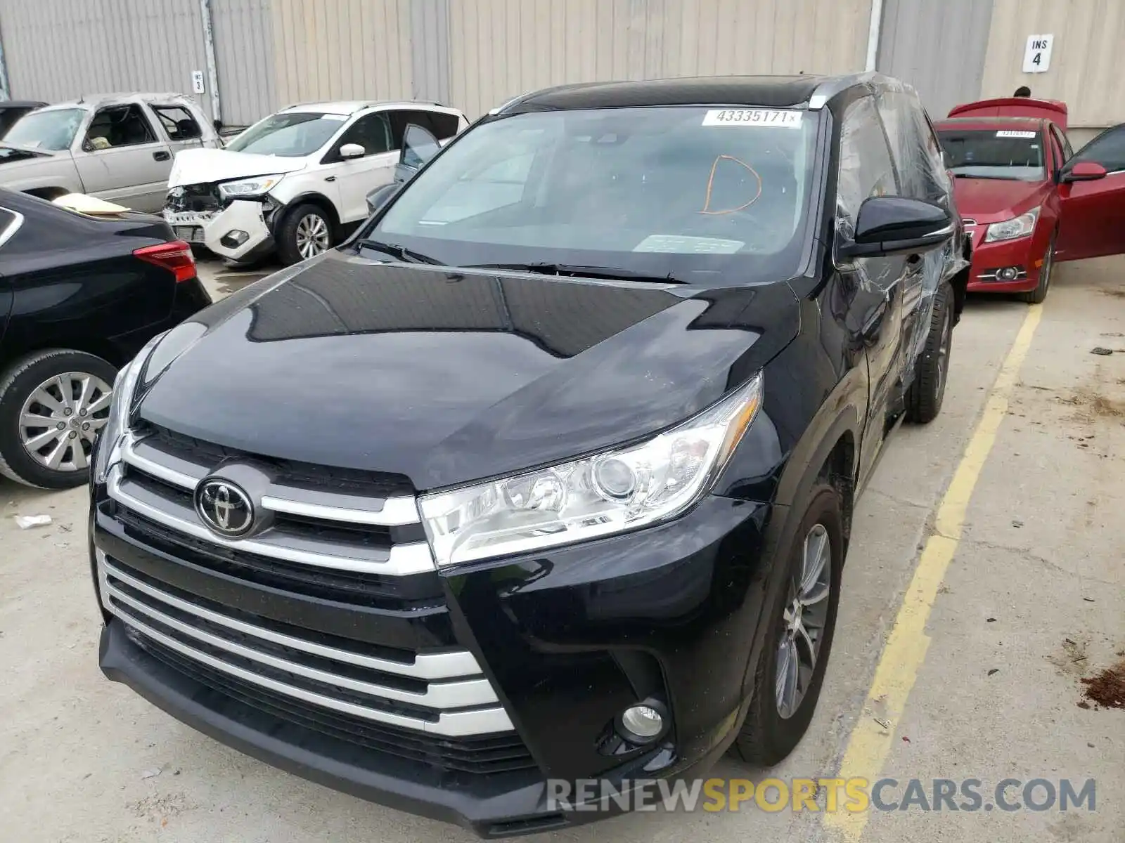 2 Photograph of a damaged car 5TDJZRFH7KS949296 TOYOTA HIGHLANDER 2019