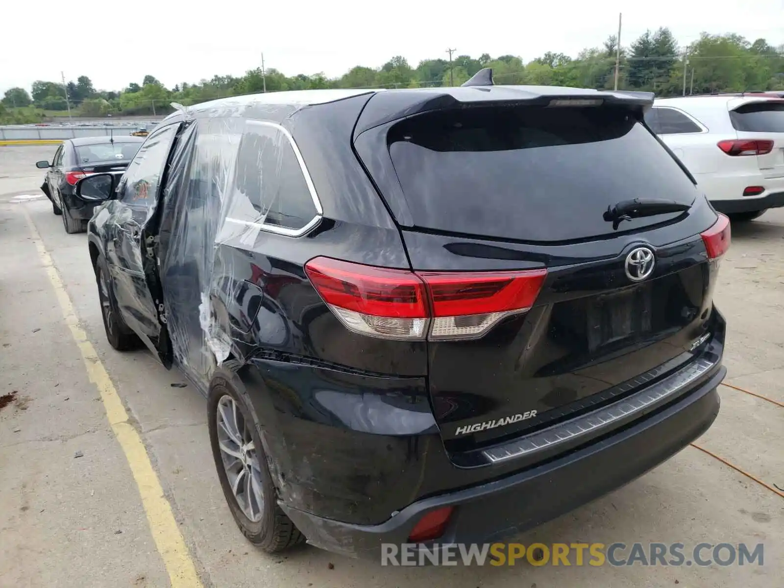 3 Photograph of a damaged car 5TDJZRFH7KS949296 TOYOTA HIGHLANDER 2019