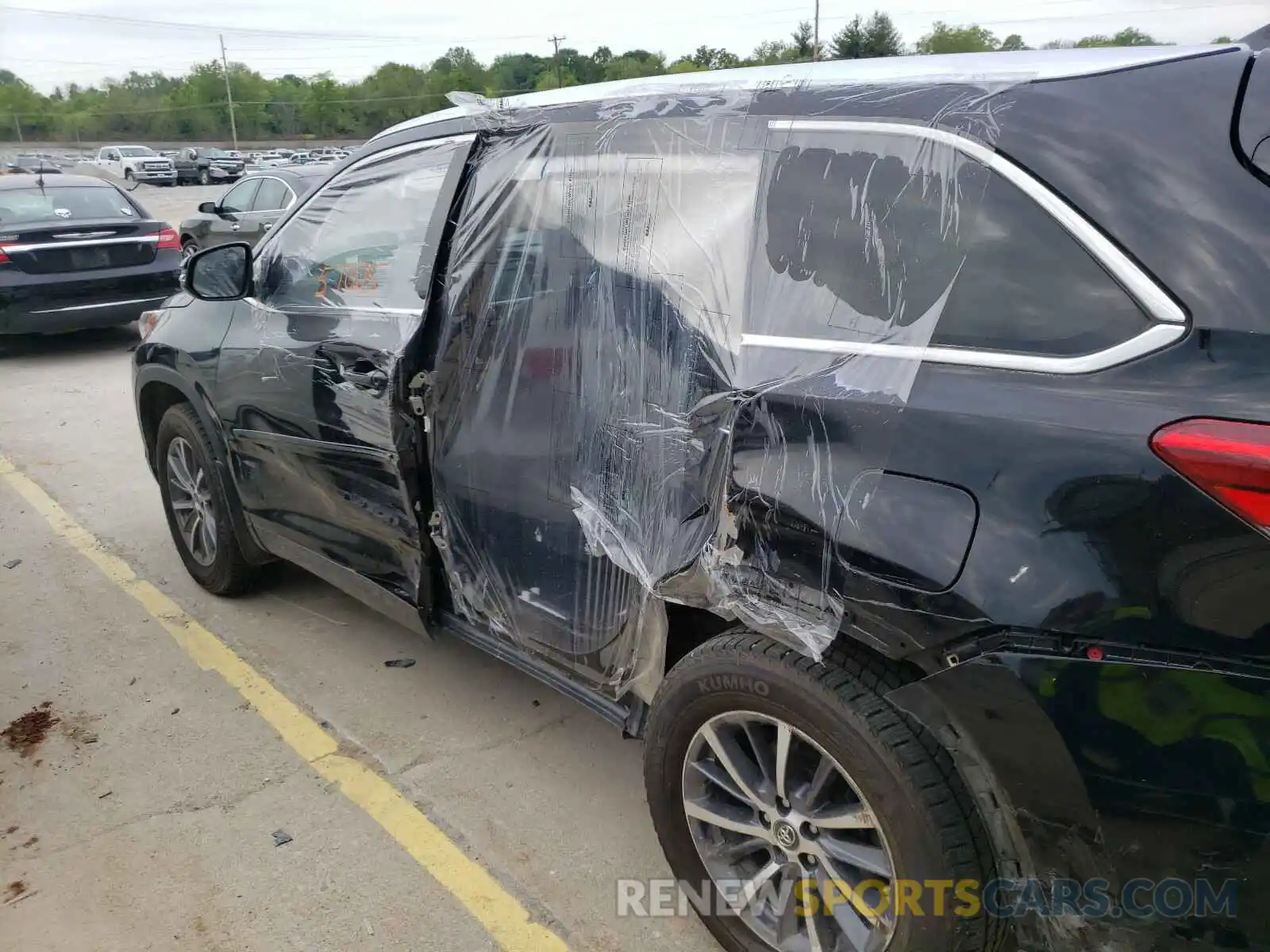 9 Photograph of a damaged car 5TDJZRFH7KS949296 TOYOTA HIGHLANDER 2019