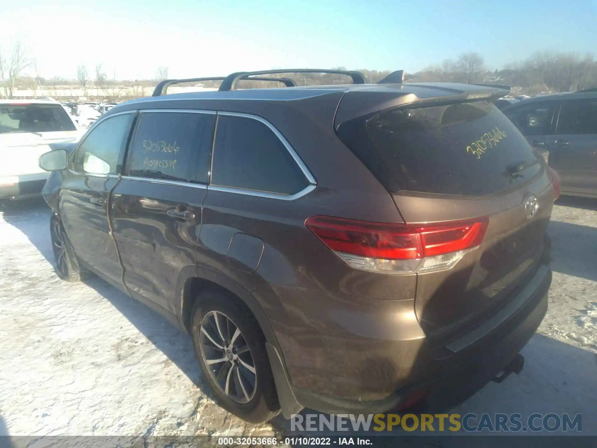 3 Photograph of a damaged car 5TDJZRFH7KS956555 TOYOTA HIGHLANDER 2019