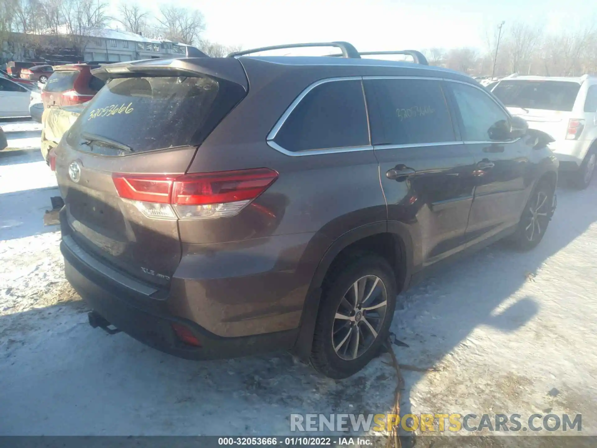 4 Photograph of a damaged car 5TDJZRFH7KS956555 TOYOTA HIGHLANDER 2019