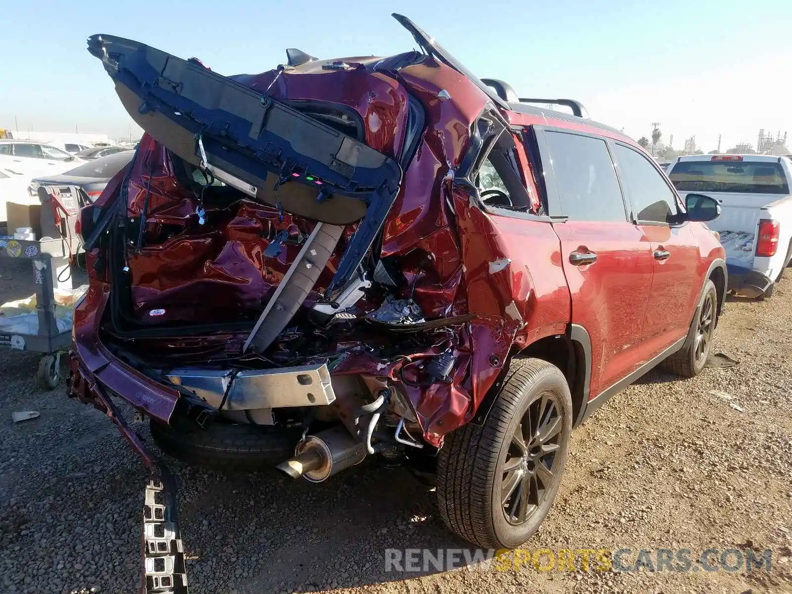 4 Photograph of a damaged car 5TDJZRFH7KS961772 TOYOTA HIGHLANDER 2019