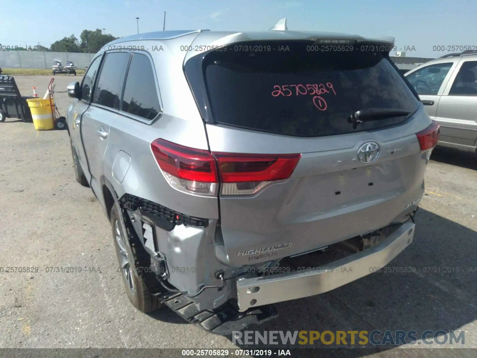 3 Photograph of a damaged car 5TDJZRFH7KS983853 TOYOTA HIGHLANDER 2019