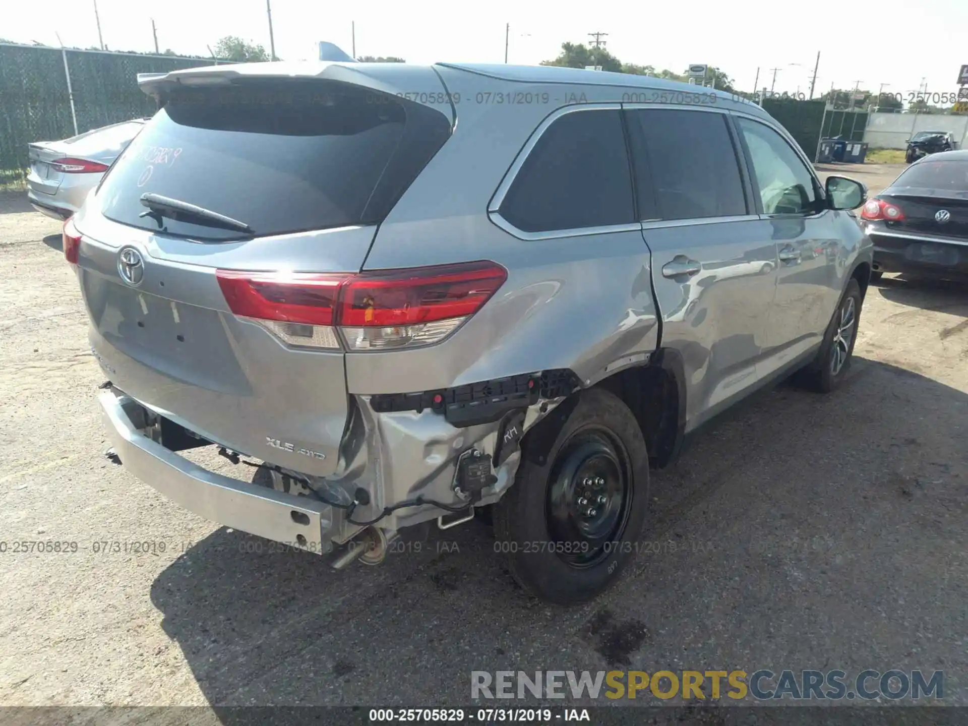 4 Photograph of a damaged car 5TDJZRFH7KS983853 TOYOTA HIGHLANDER 2019