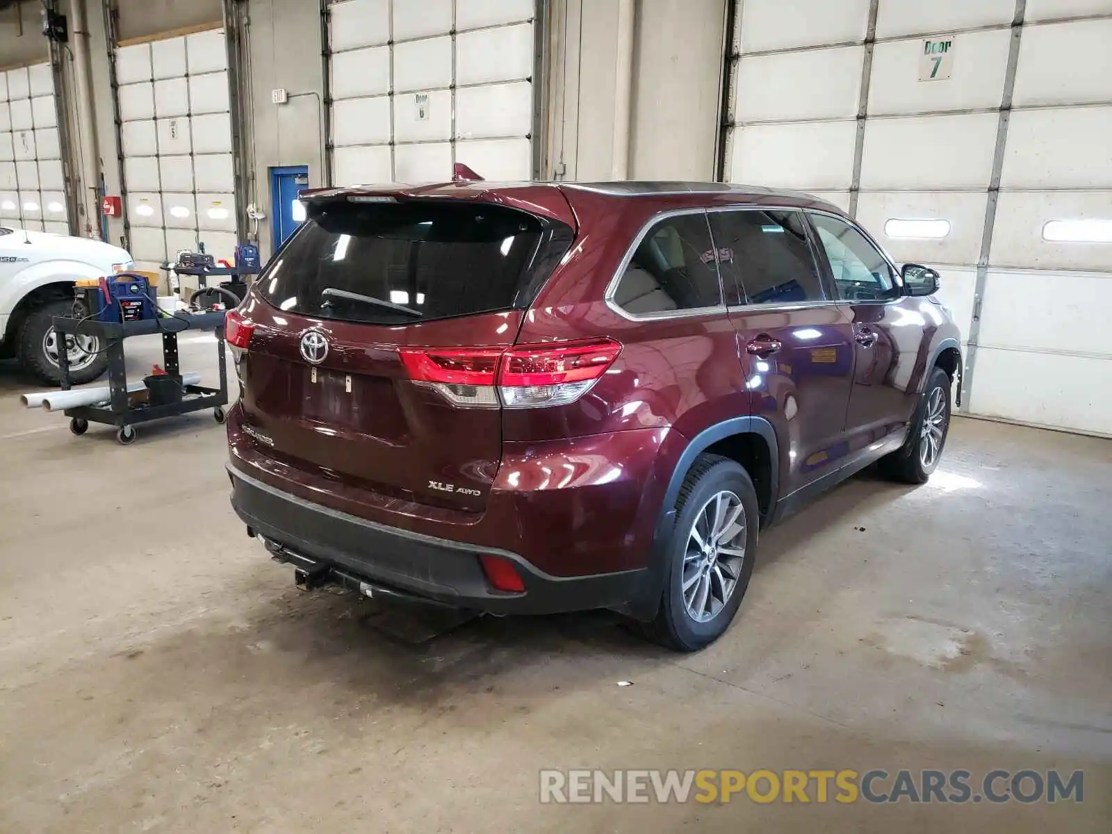 4 Photograph of a damaged car 5TDJZRFH7KS997283 TOYOTA HIGHLANDER 2019