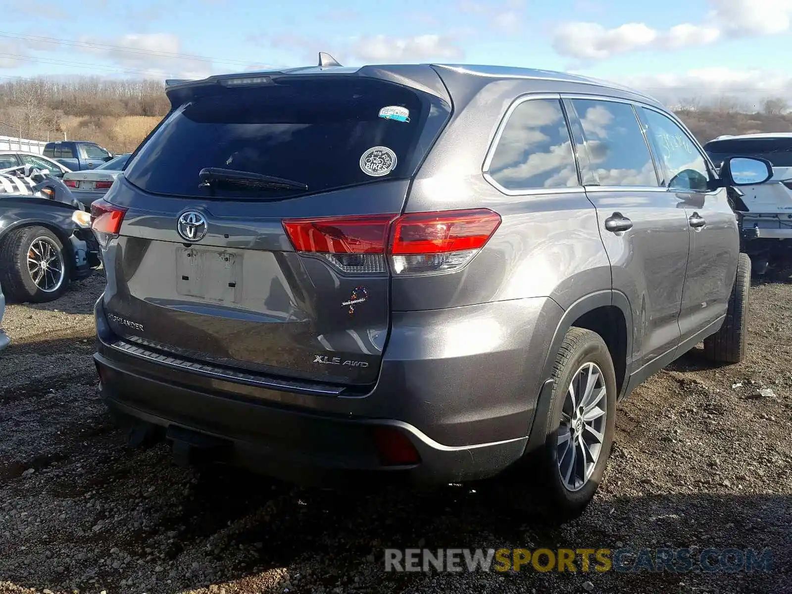 4 Photograph of a damaged car 5TDJZRFH8KS563616 TOYOTA HIGHLANDER 2019