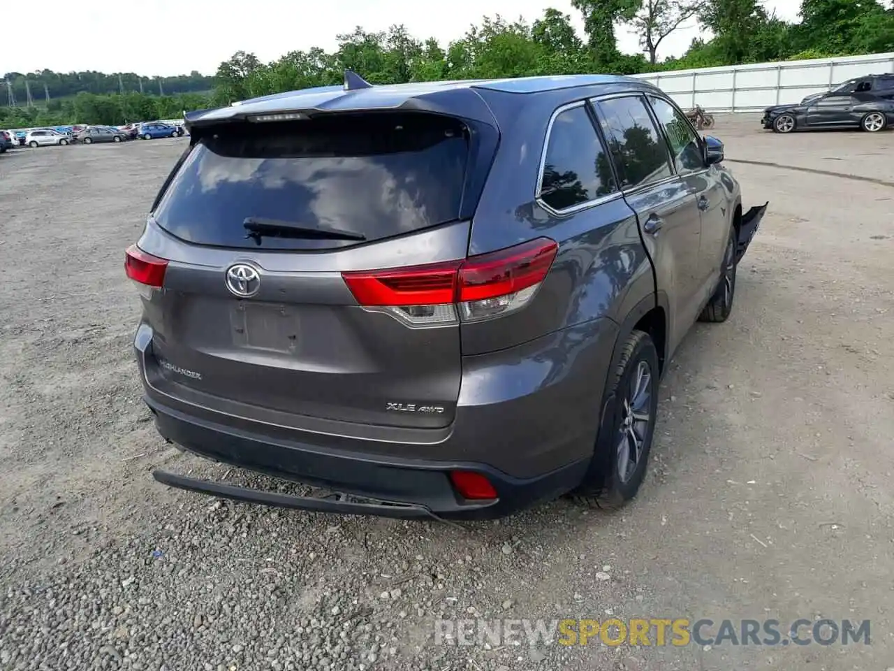 4 Photograph of a damaged car 5TDJZRFH8KS565799 TOYOTA HIGHLANDER 2019