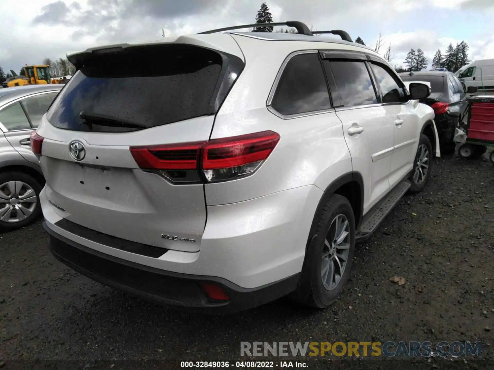 4 Photograph of a damaged car 5TDJZRFH8KS566483 TOYOTA HIGHLANDER 2019