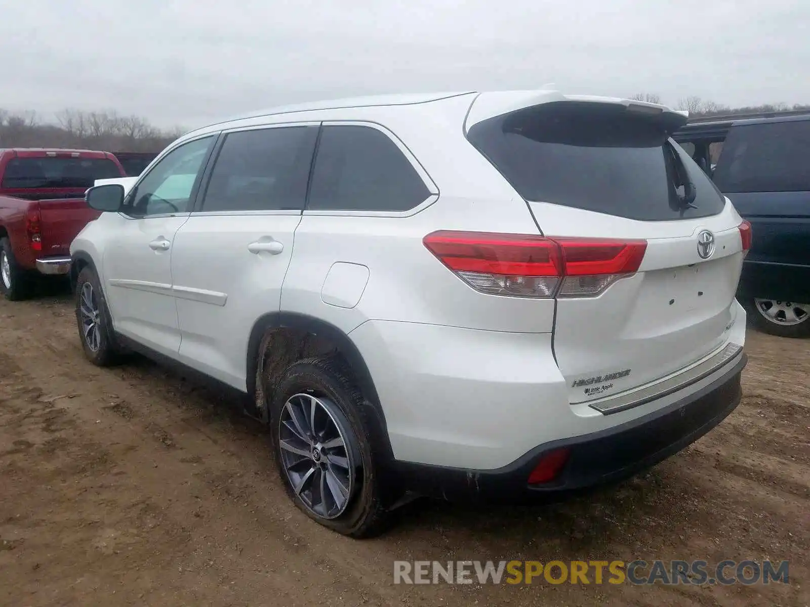 3 Photograph of a damaged car 5TDJZRFH8KS567861 TOYOTA HIGHLANDER 2019