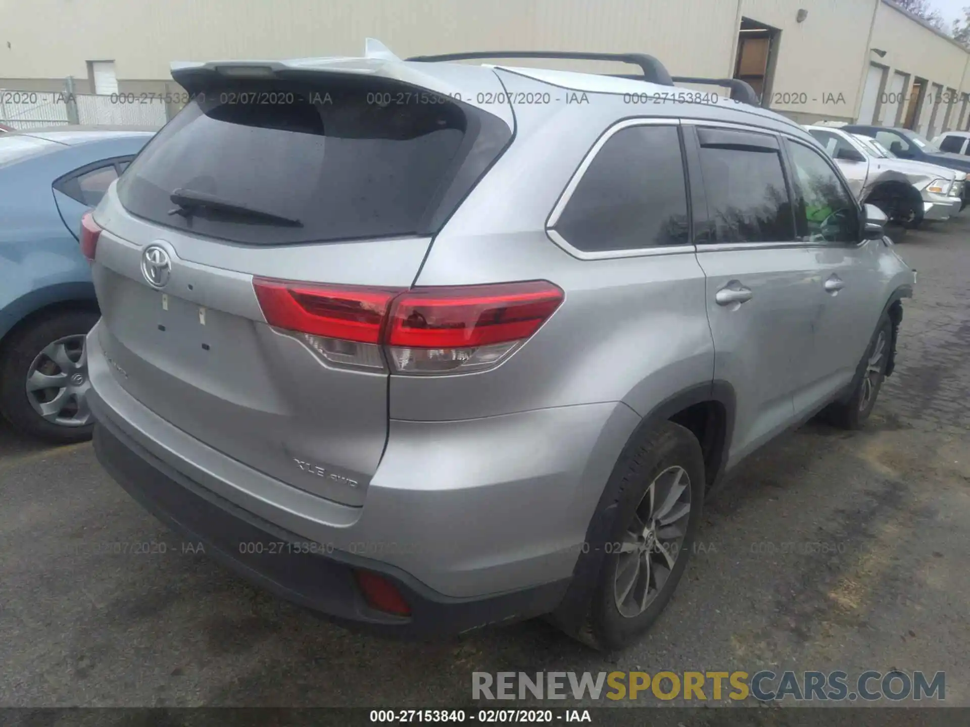 4 Photograph of a damaged car 5TDJZRFH8KS568637 TOYOTA HIGHLANDER 2019