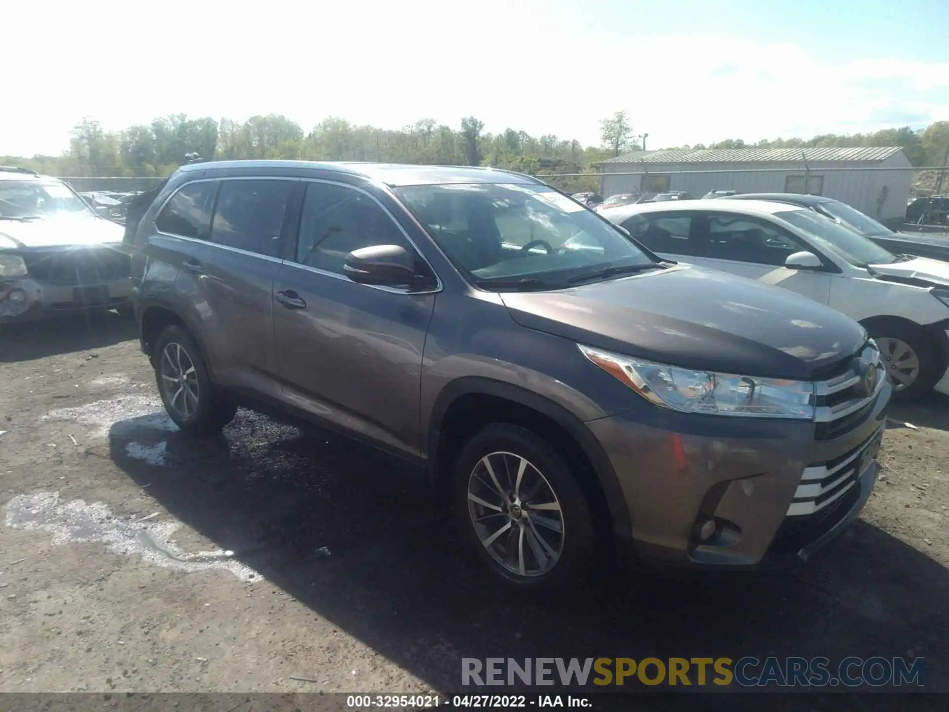 1 Photograph of a damaged car 5TDJZRFH8KS569612 TOYOTA HIGHLANDER 2019