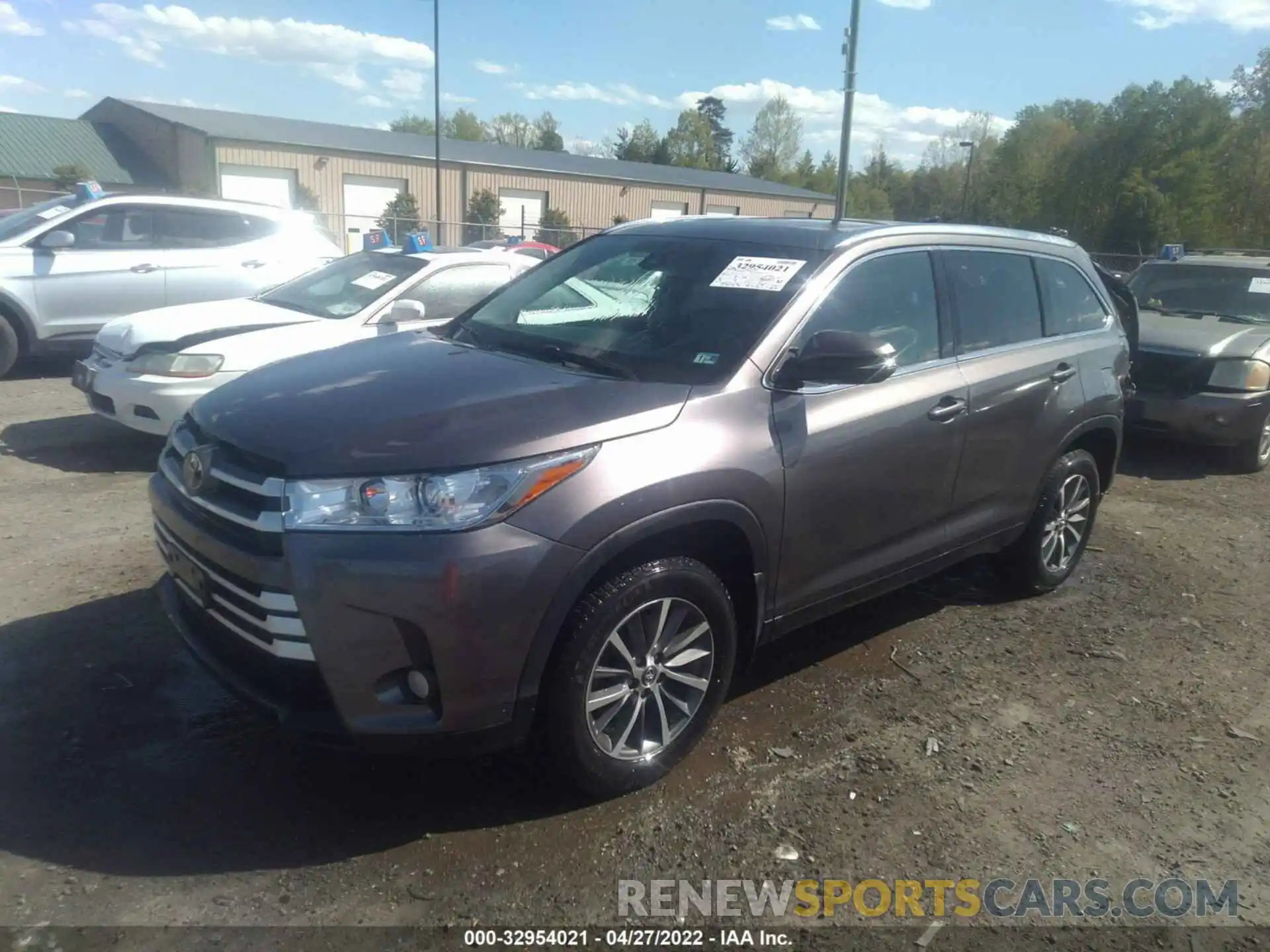 2 Photograph of a damaged car 5TDJZRFH8KS569612 TOYOTA HIGHLANDER 2019