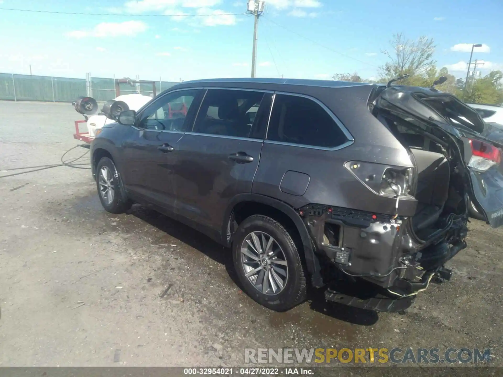 3 Photograph of a damaged car 5TDJZRFH8KS569612 TOYOTA HIGHLANDER 2019