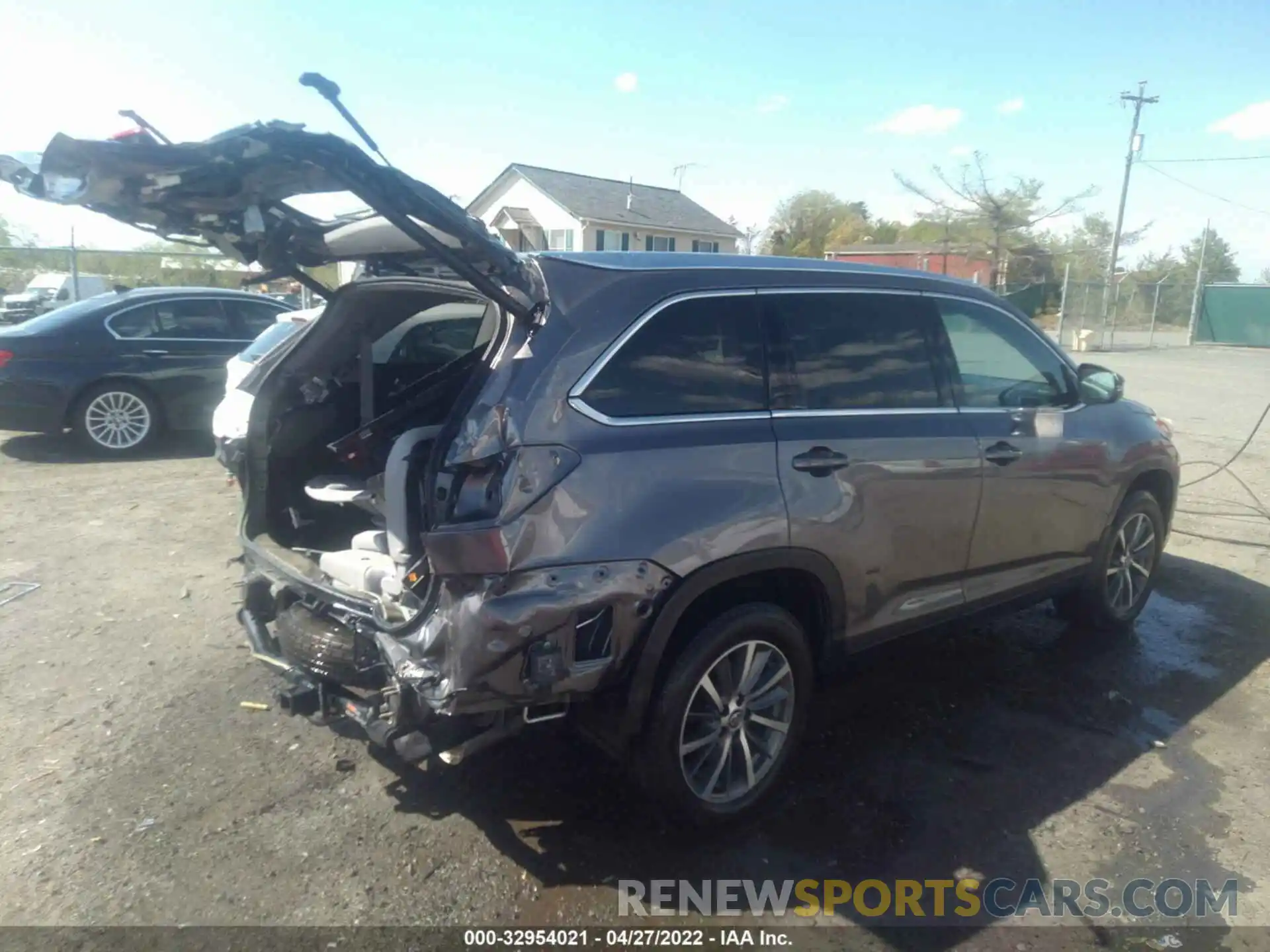 4 Photograph of a damaged car 5TDJZRFH8KS569612 TOYOTA HIGHLANDER 2019