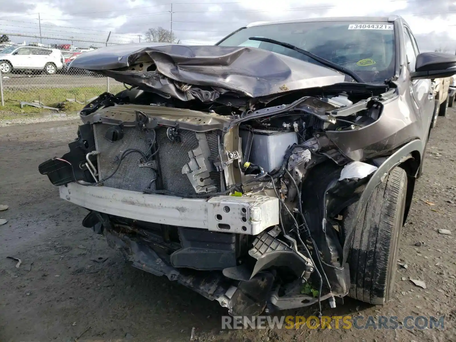 9 Photograph of a damaged car 5TDJZRFH8KS569741 TOYOTA HIGHLANDER 2019