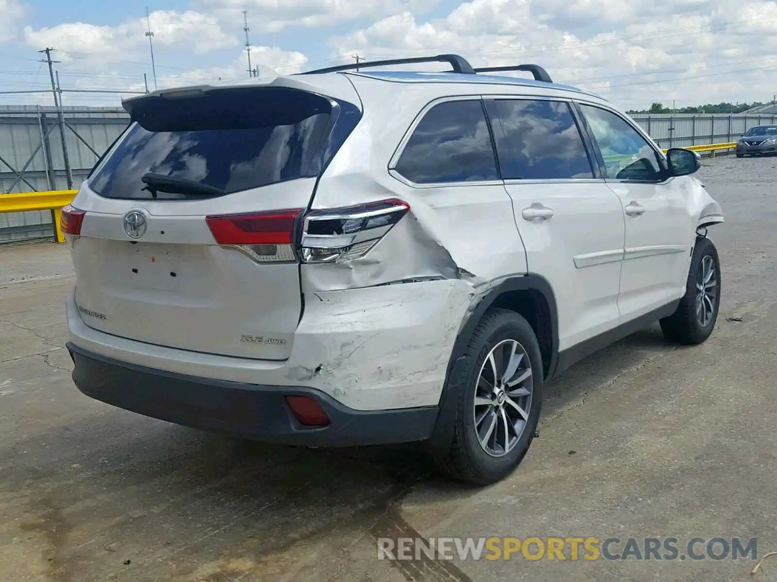 4 Photograph of a damaged car 5TDJZRFH8KS571506 TOYOTA HIGHLANDER 2019