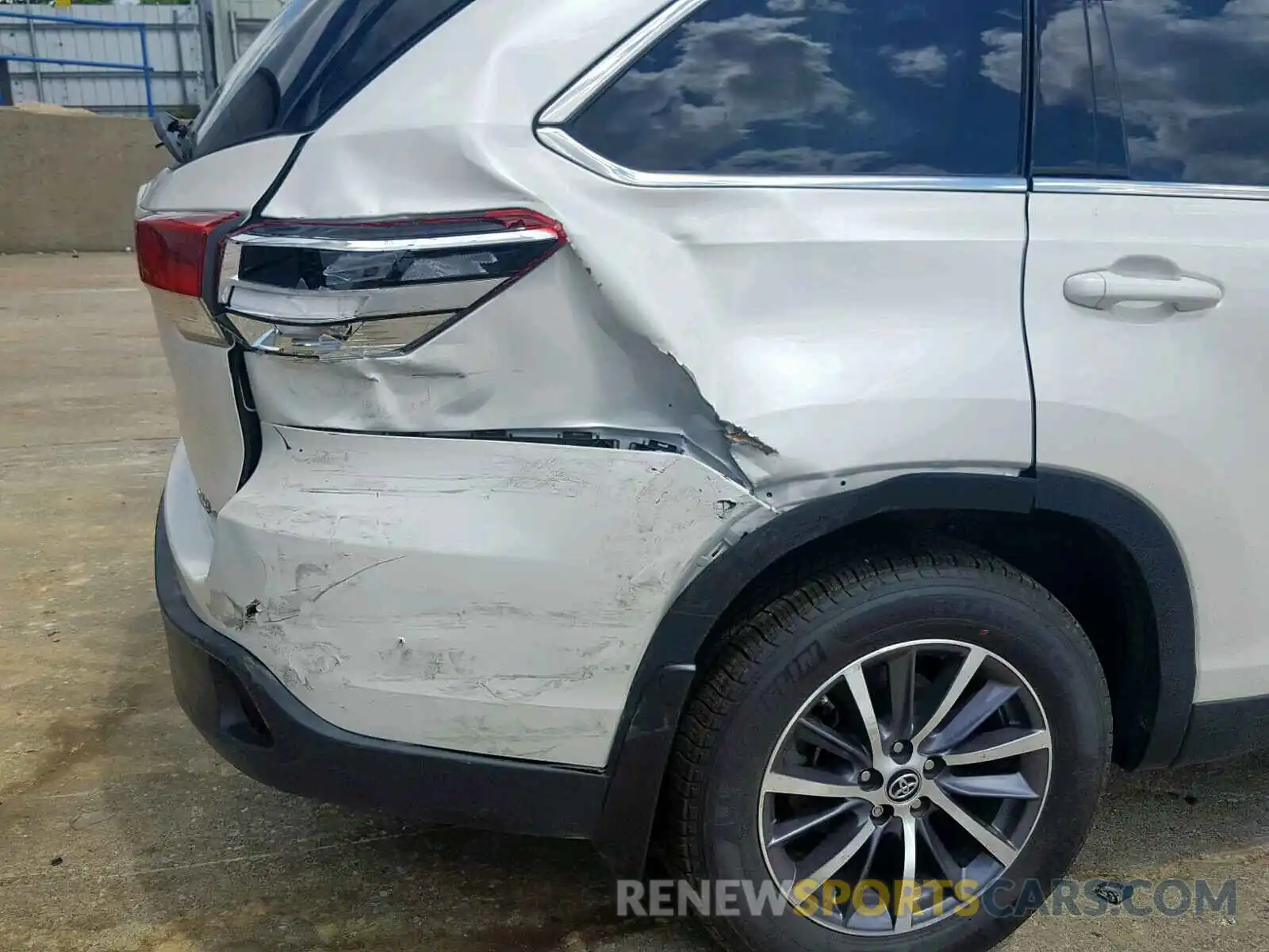 9 Photograph of a damaged car 5TDJZRFH8KS571506 TOYOTA HIGHLANDER 2019