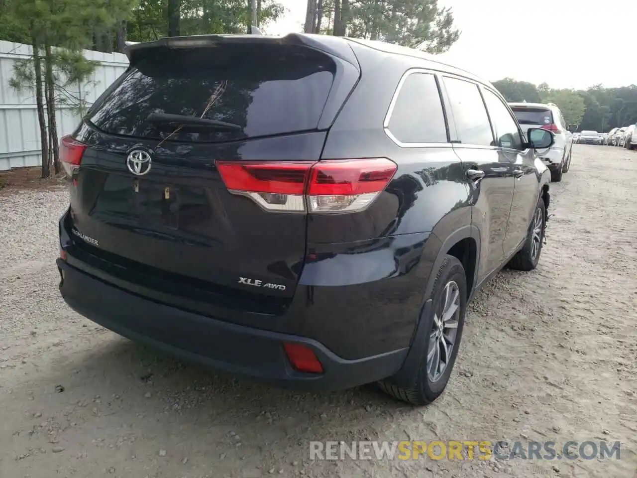 4 Photograph of a damaged car 5TDJZRFH8KS574552 TOYOTA HIGHLANDER 2019