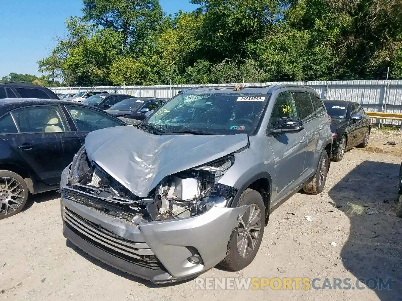 2 Photograph of a damaged car 5TDJZRFH8KS575121 TOYOTA HIGHLANDER 2019