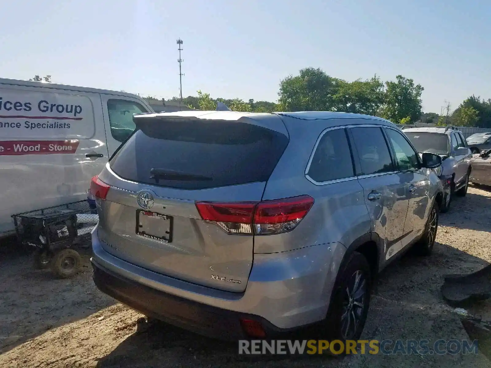 4 Photograph of a damaged car 5TDJZRFH8KS575121 TOYOTA HIGHLANDER 2019