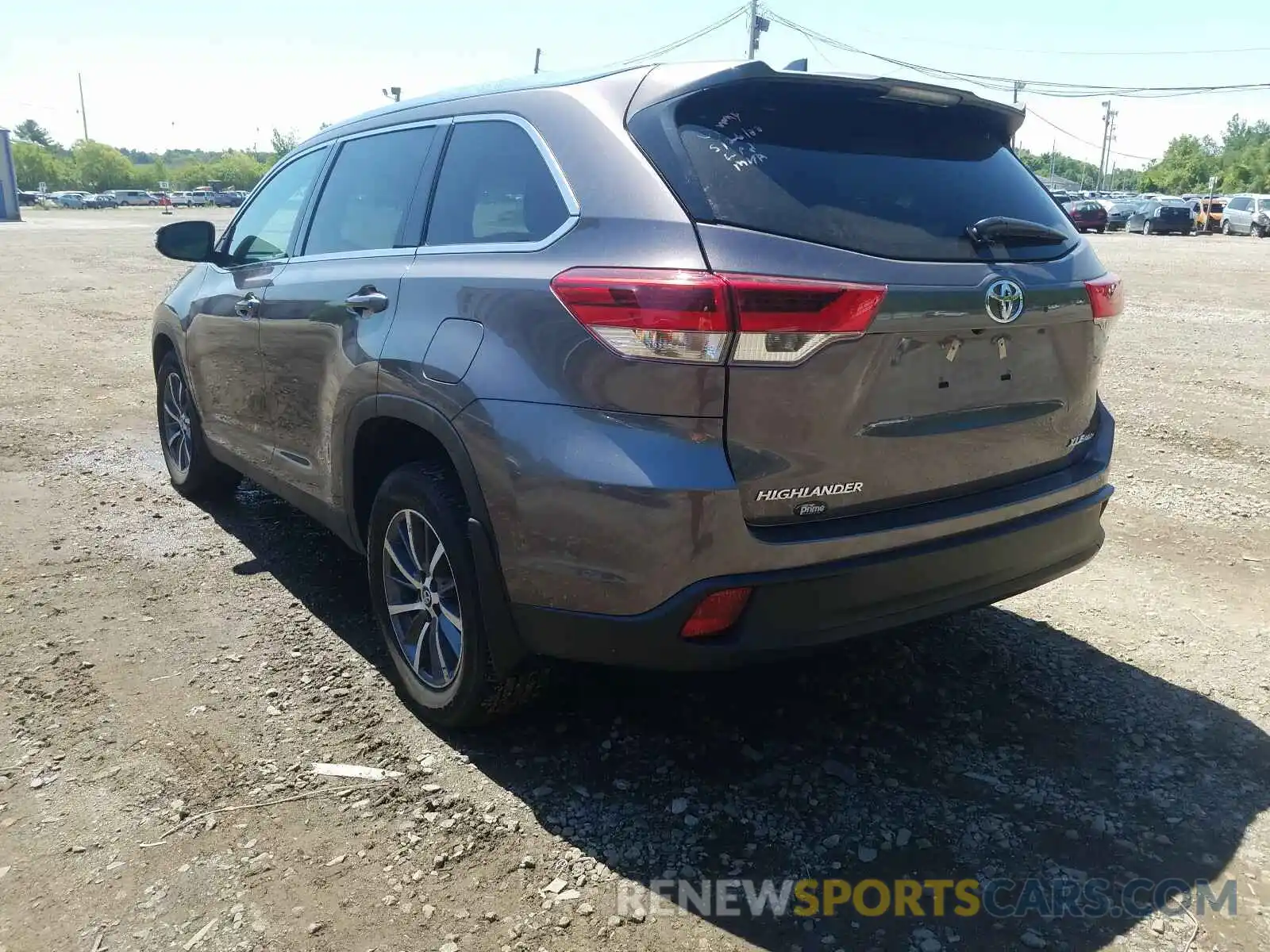 3 Photograph of a damaged car 5TDJZRFH8KS576785 TOYOTA HIGHLANDER 2019