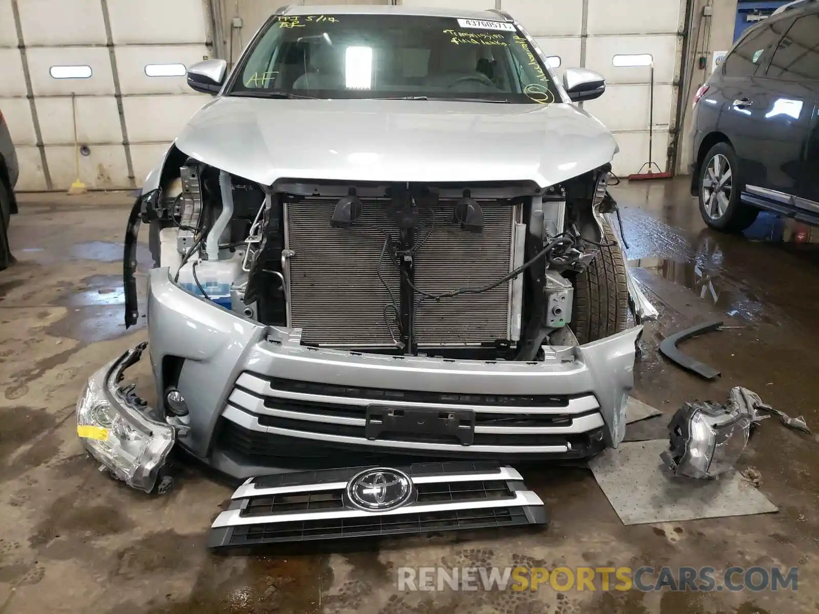 9 Photograph of a damaged car 5TDJZRFH8KS576897 TOYOTA HIGHLANDER 2019