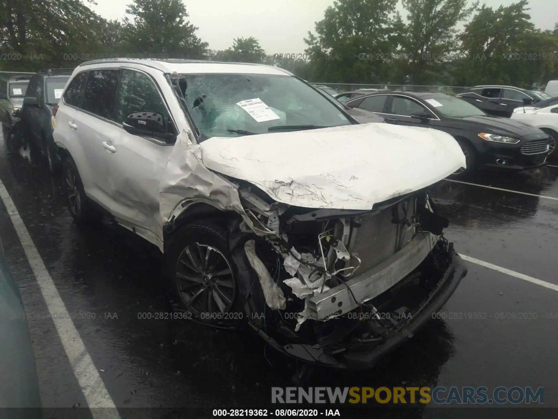 1 Photograph of a damaged car 5TDJZRFH8KS577001 TOYOTA HIGHLANDER 2019