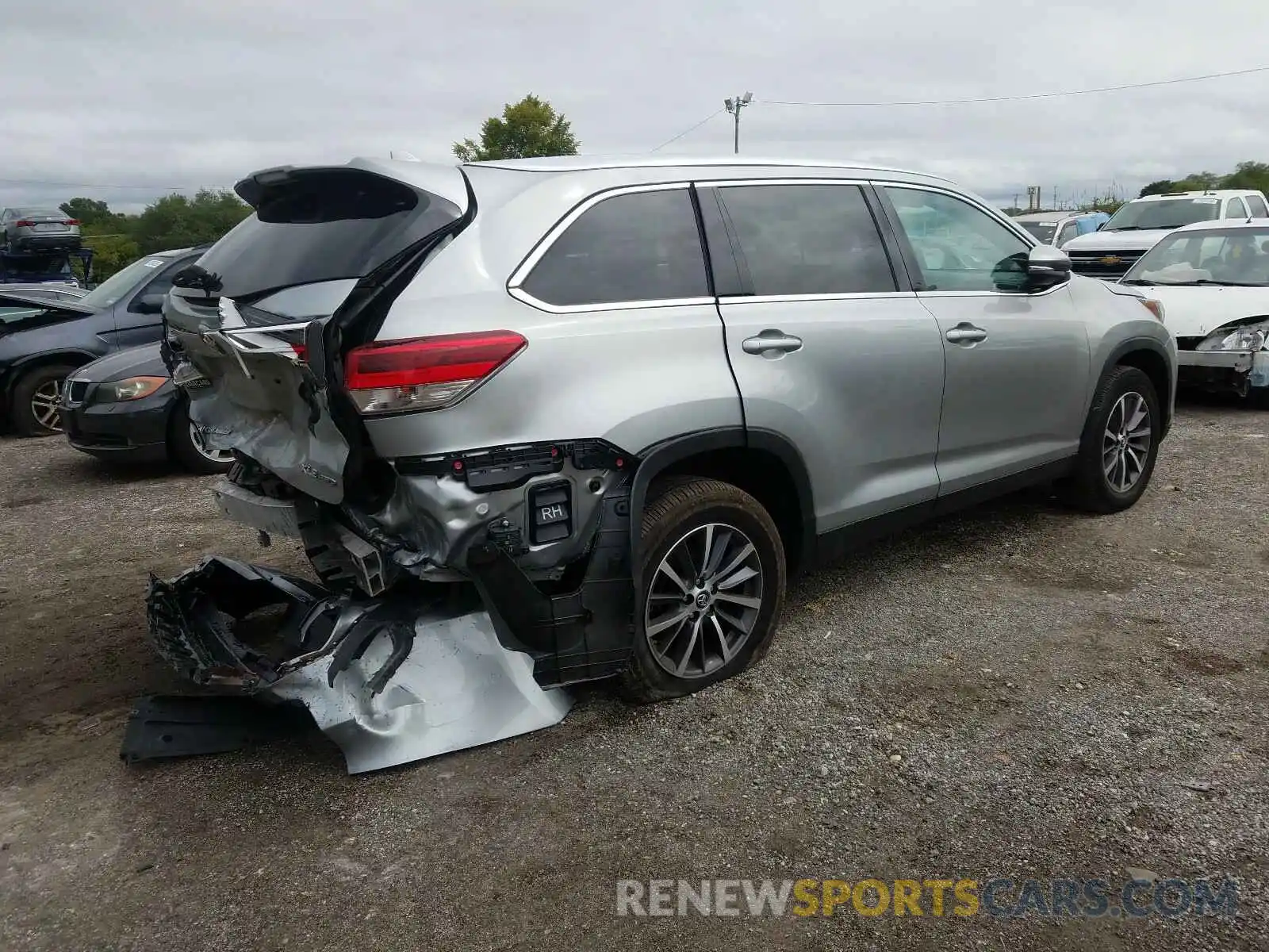 4 Photograph of a damaged car 5TDJZRFH8KS578665 TOYOTA HIGHLANDER 2019