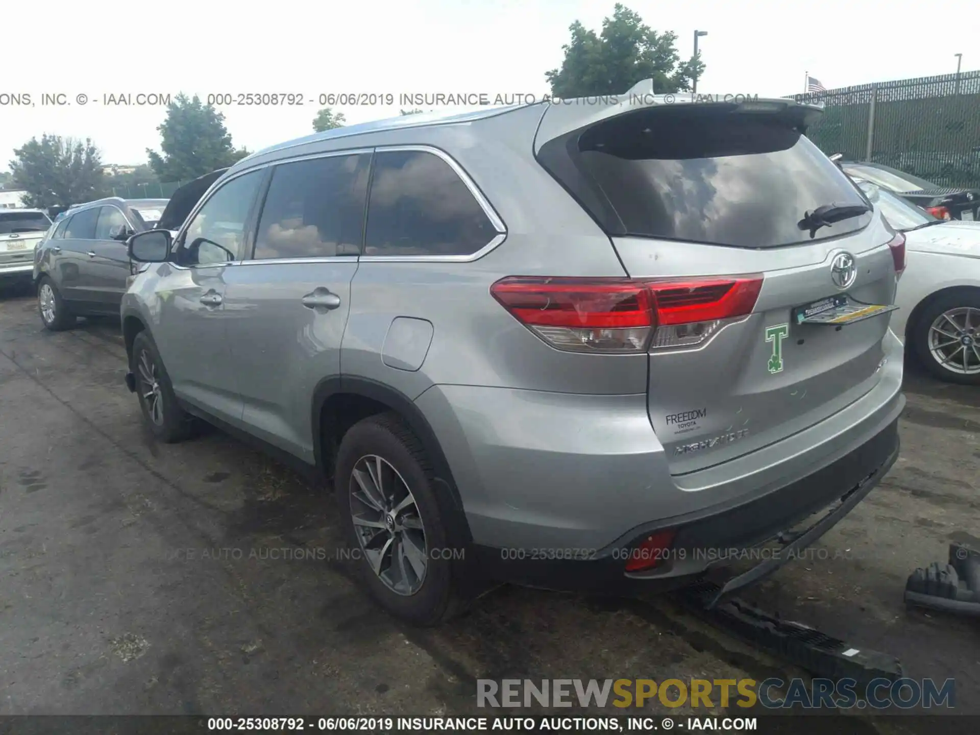 3 Photograph of a damaged car 5TDJZRFH8KS579279 TOYOTA HIGHLANDER 2019