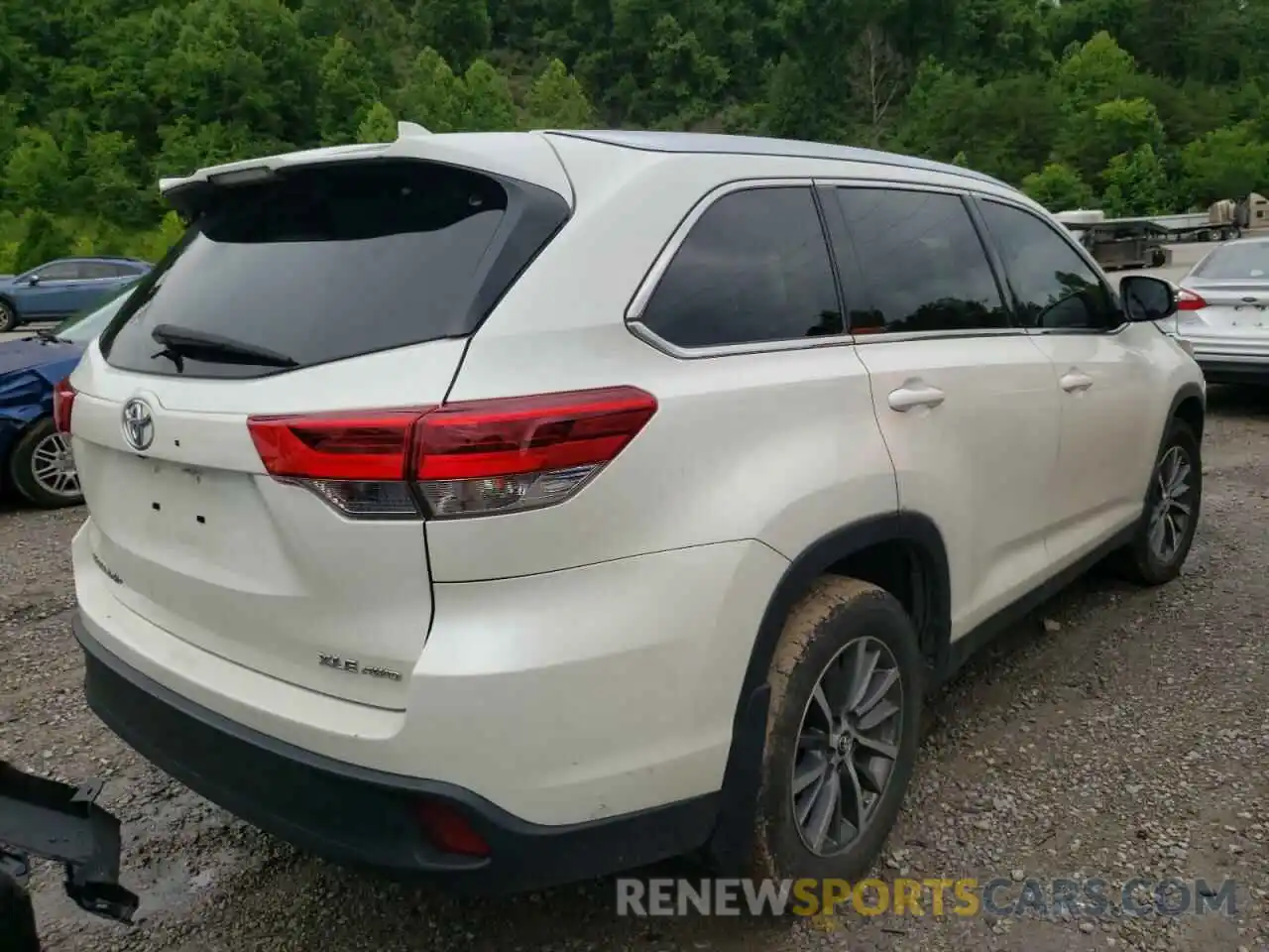 4 Photograph of a damaged car 5TDJZRFH8KS580304 TOYOTA HIGHLANDER 2019