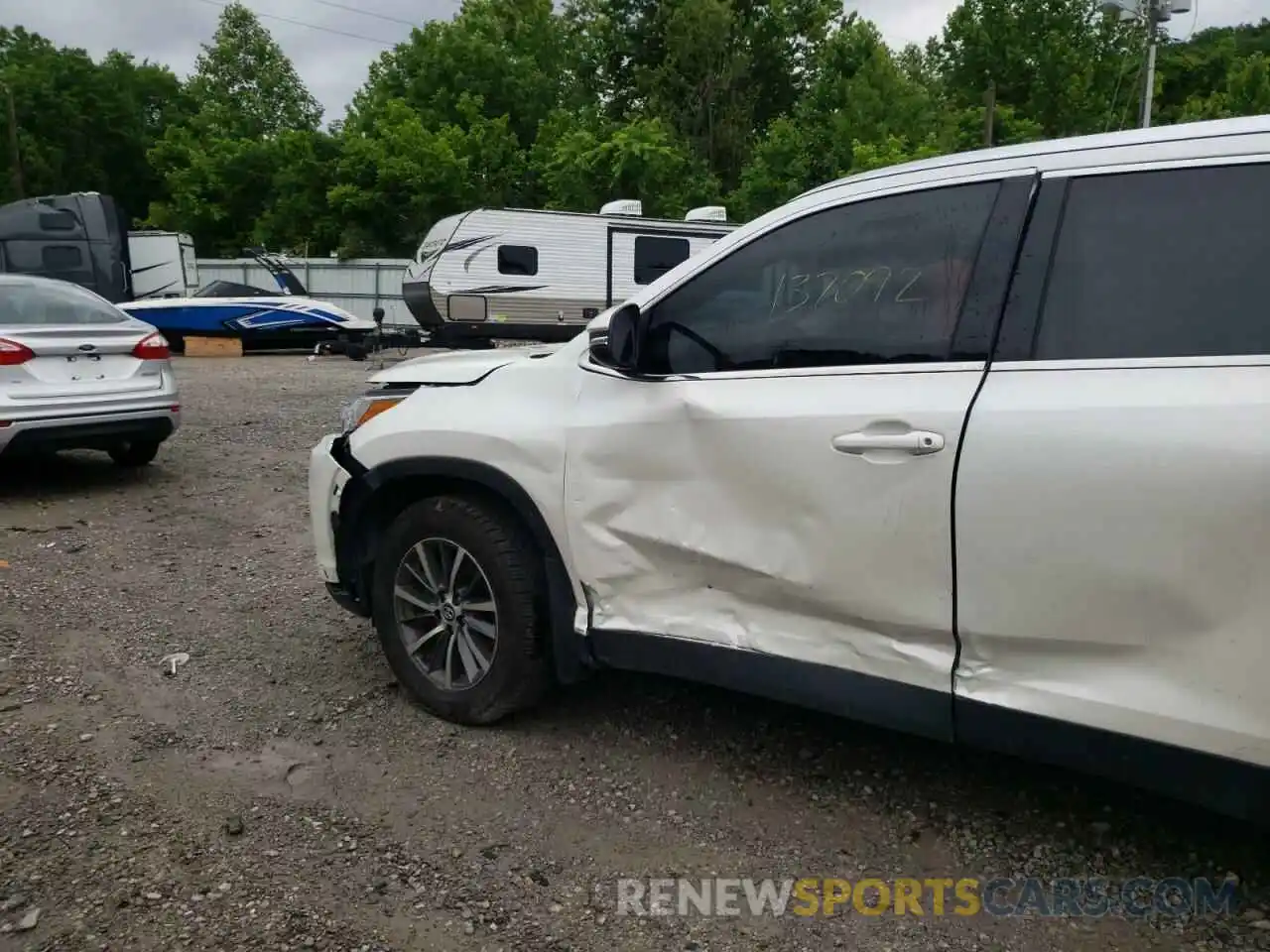 9 Photograph of a damaged car 5TDJZRFH8KS580304 TOYOTA HIGHLANDER 2019