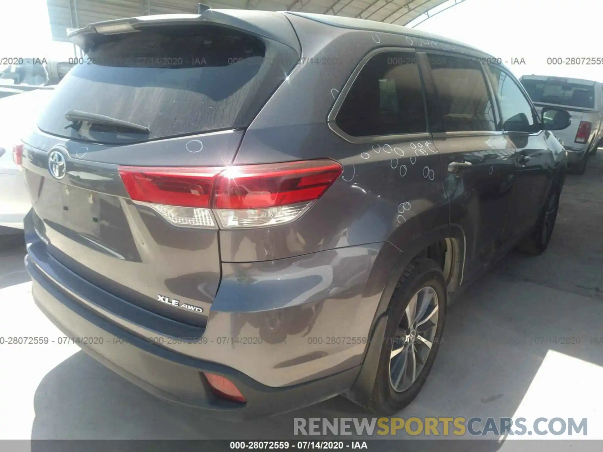 4 Photograph of a damaged car 5TDJZRFH8KS580660 TOYOTA HIGHLANDER 2019