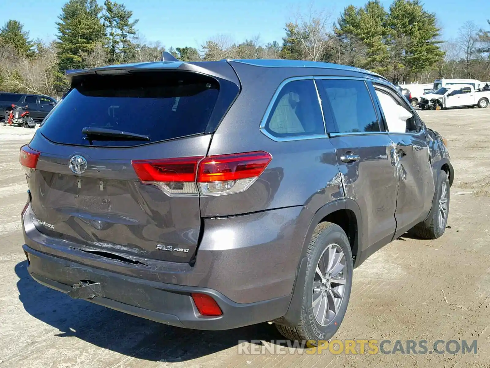 4 Photograph of a damaged car 5TDJZRFH8KS581582 TOYOTA HIGHLANDER 2019