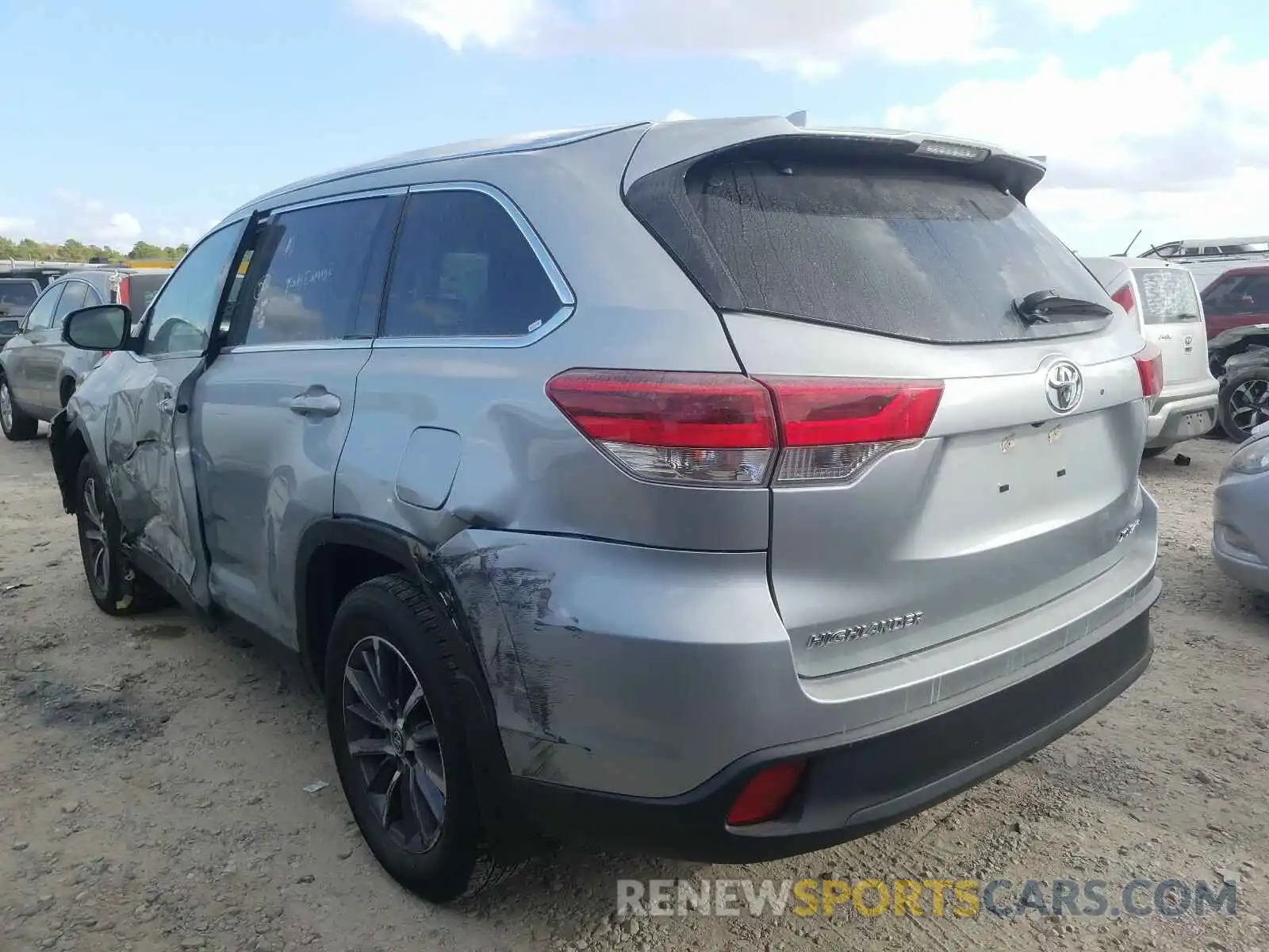 3 Photograph of a damaged car 5TDJZRFH8KS581713 TOYOTA HIGHLANDER 2019