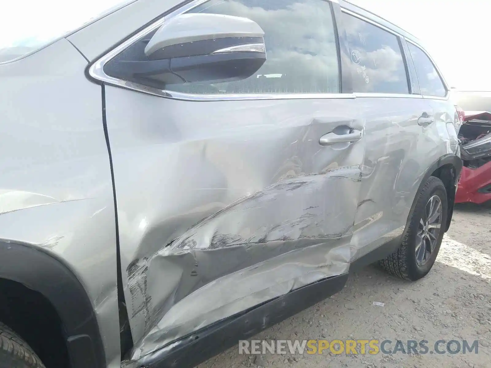 9 Photograph of a damaged car 5TDJZRFH8KS581713 TOYOTA HIGHLANDER 2019