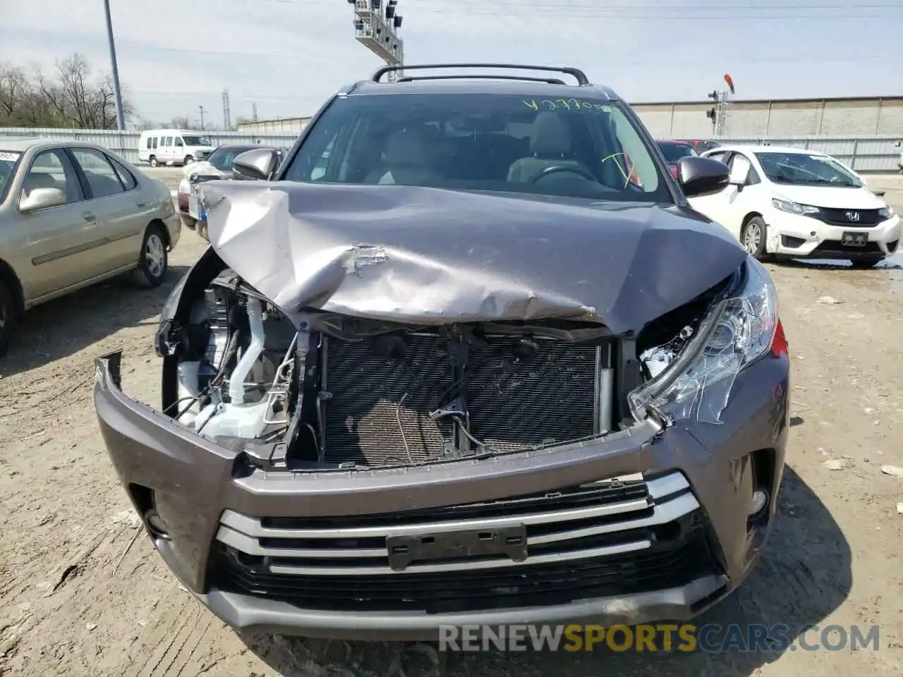 9 Photograph of a damaged car 5TDJZRFH8KS583607 TOYOTA HIGHLANDER 2019