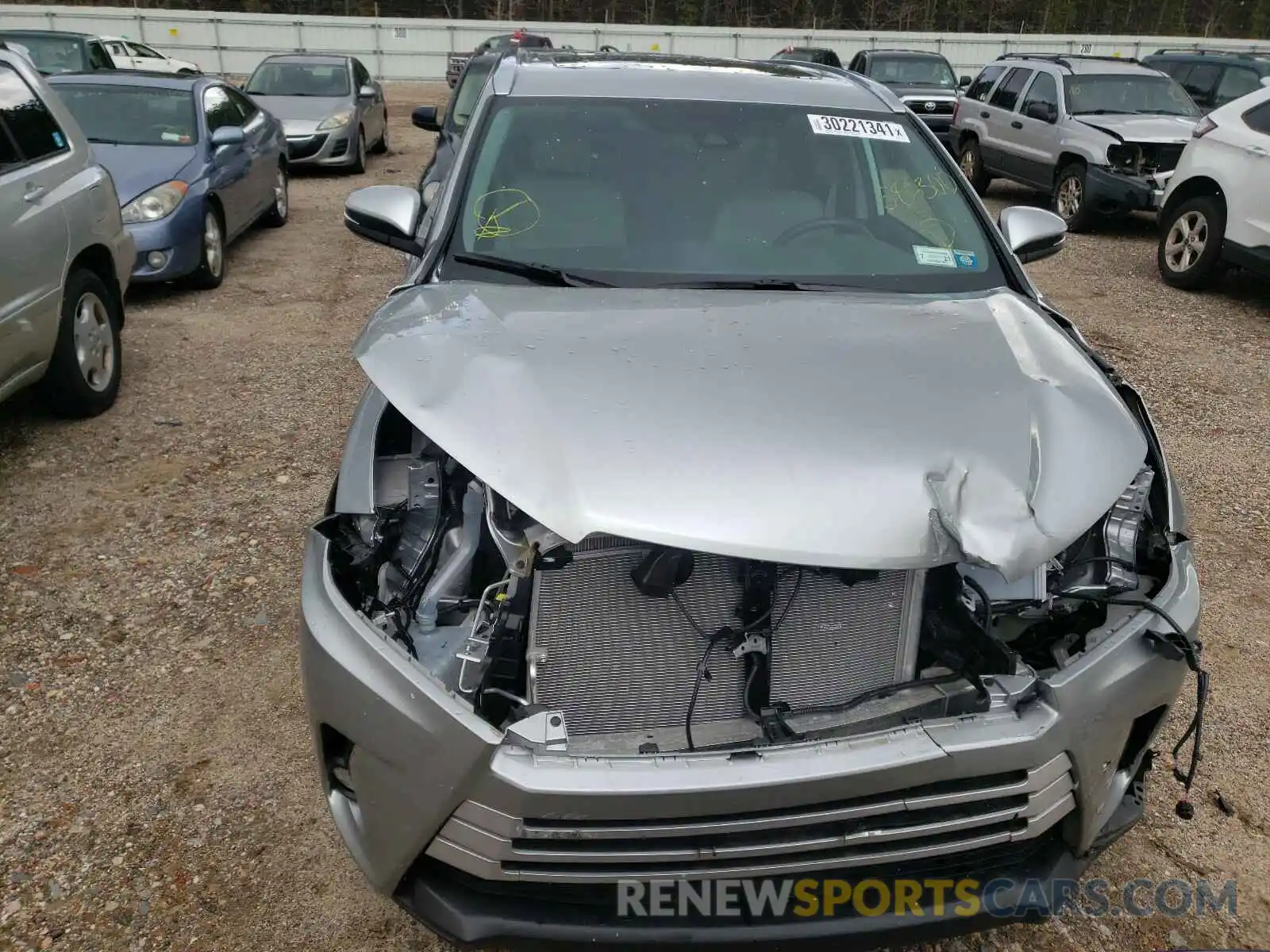 9 Photograph of a damaged car 5TDJZRFH8KS586300 TOYOTA HIGHLANDER 2019