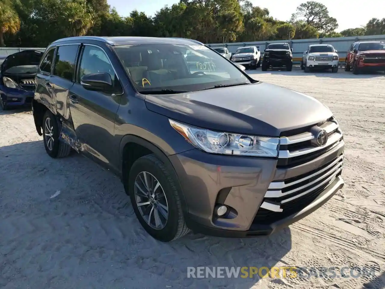 1 Photograph of a damaged car 5TDJZRFH8KS588290 TOYOTA HIGHLANDER 2019