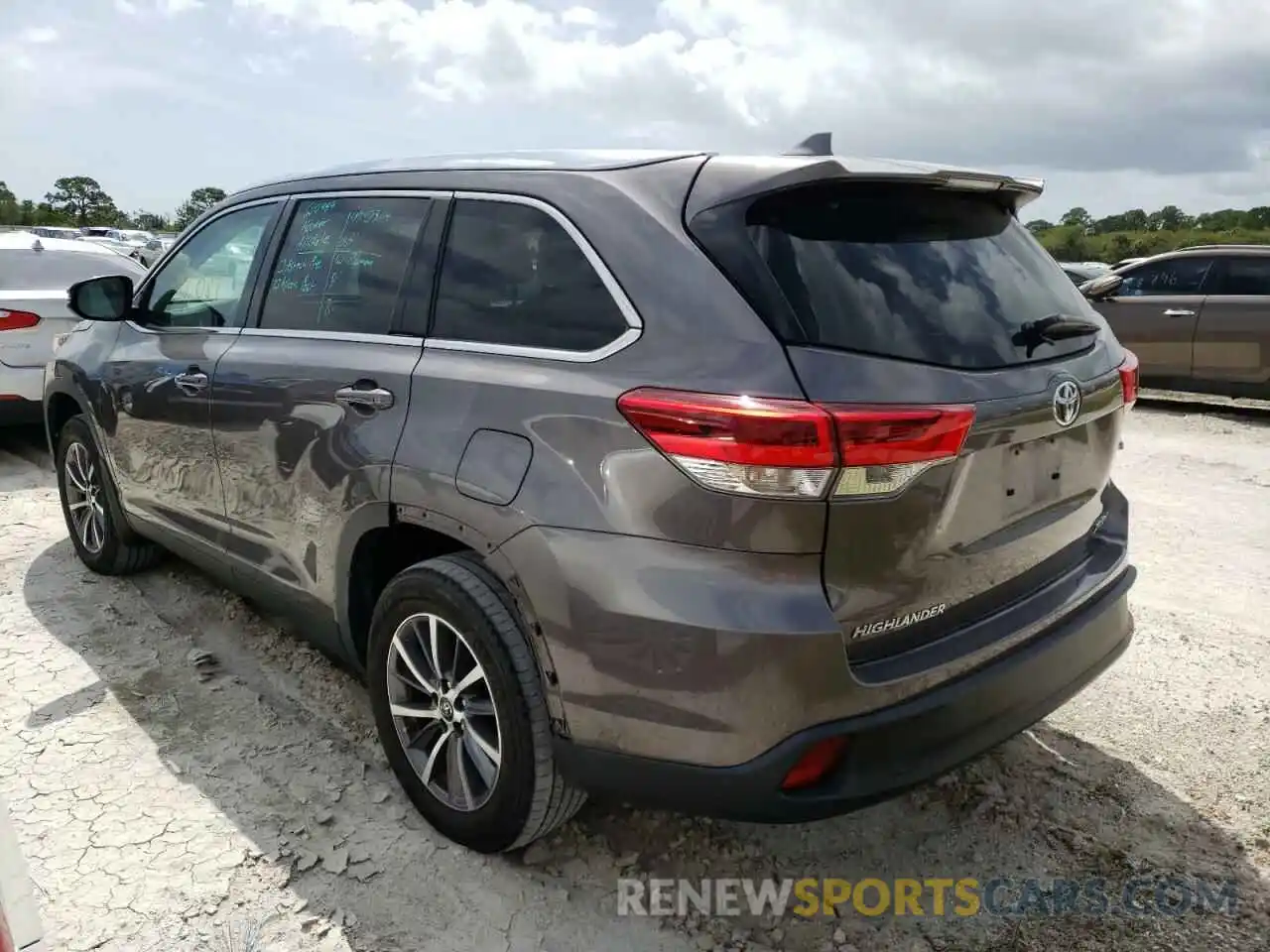 3 Photograph of a damaged car 5TDJZRFH8KS588290 TOYOTA HIGHLANDER 2019