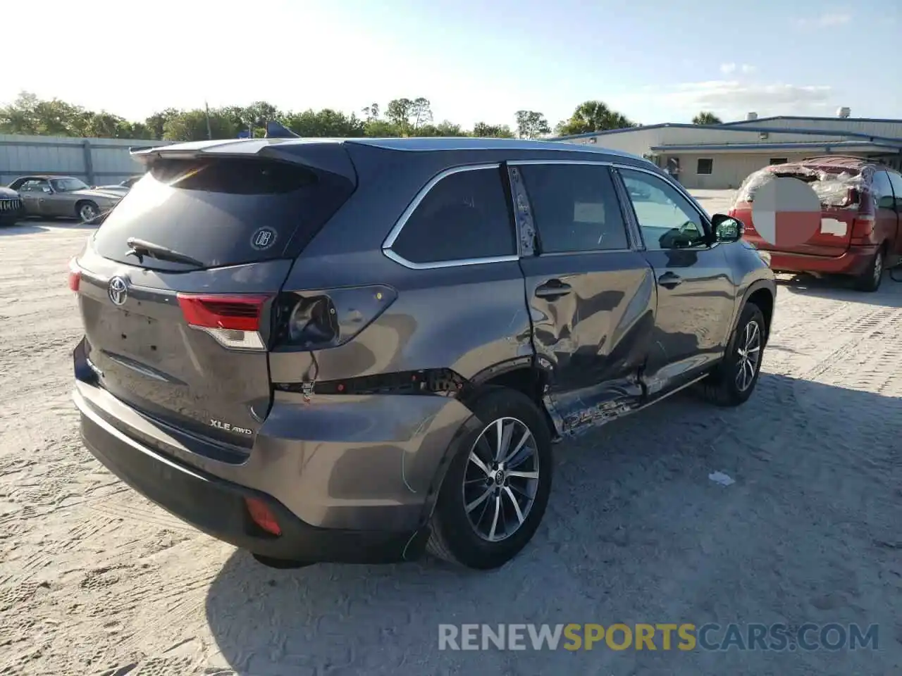 4 Photograph of a damaged car 5TDJZRFH8KS588290 TOYOTA HIGHLANDER 2019