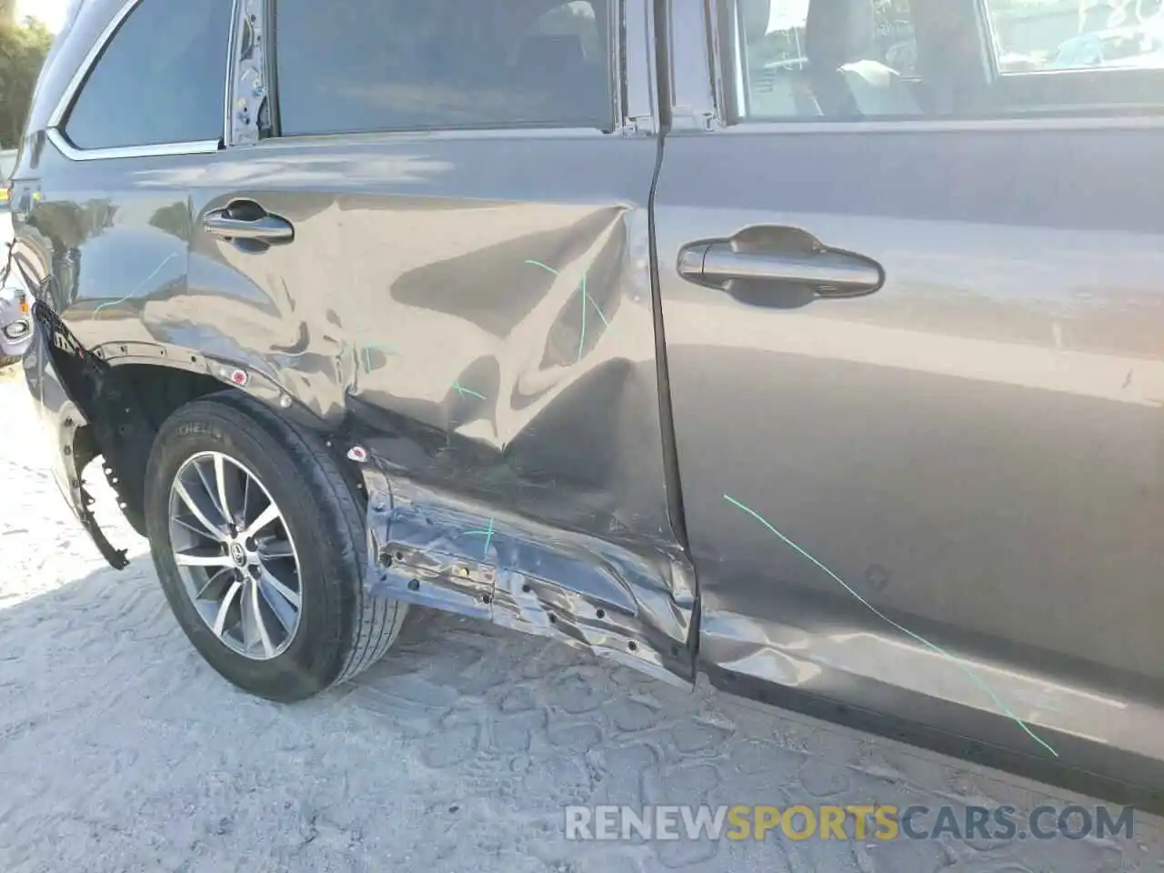 9 Photograph of a damaged car 5TDJZRFH8KS588290 TOYOTA HIGHLANDER 2019