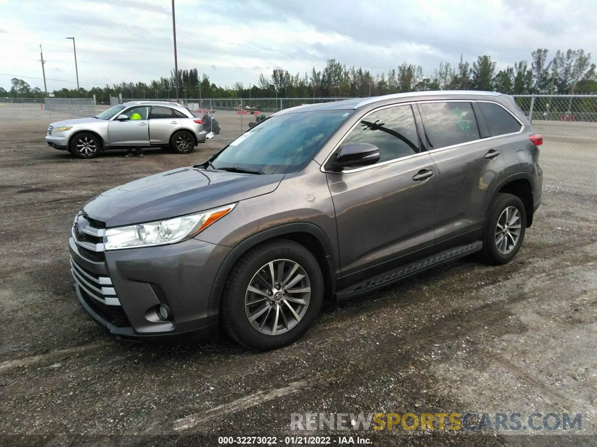 2 Photograph of a damaged car 5TDJZRFH8KS592808 TOYOTA HIGHLANDER 2019