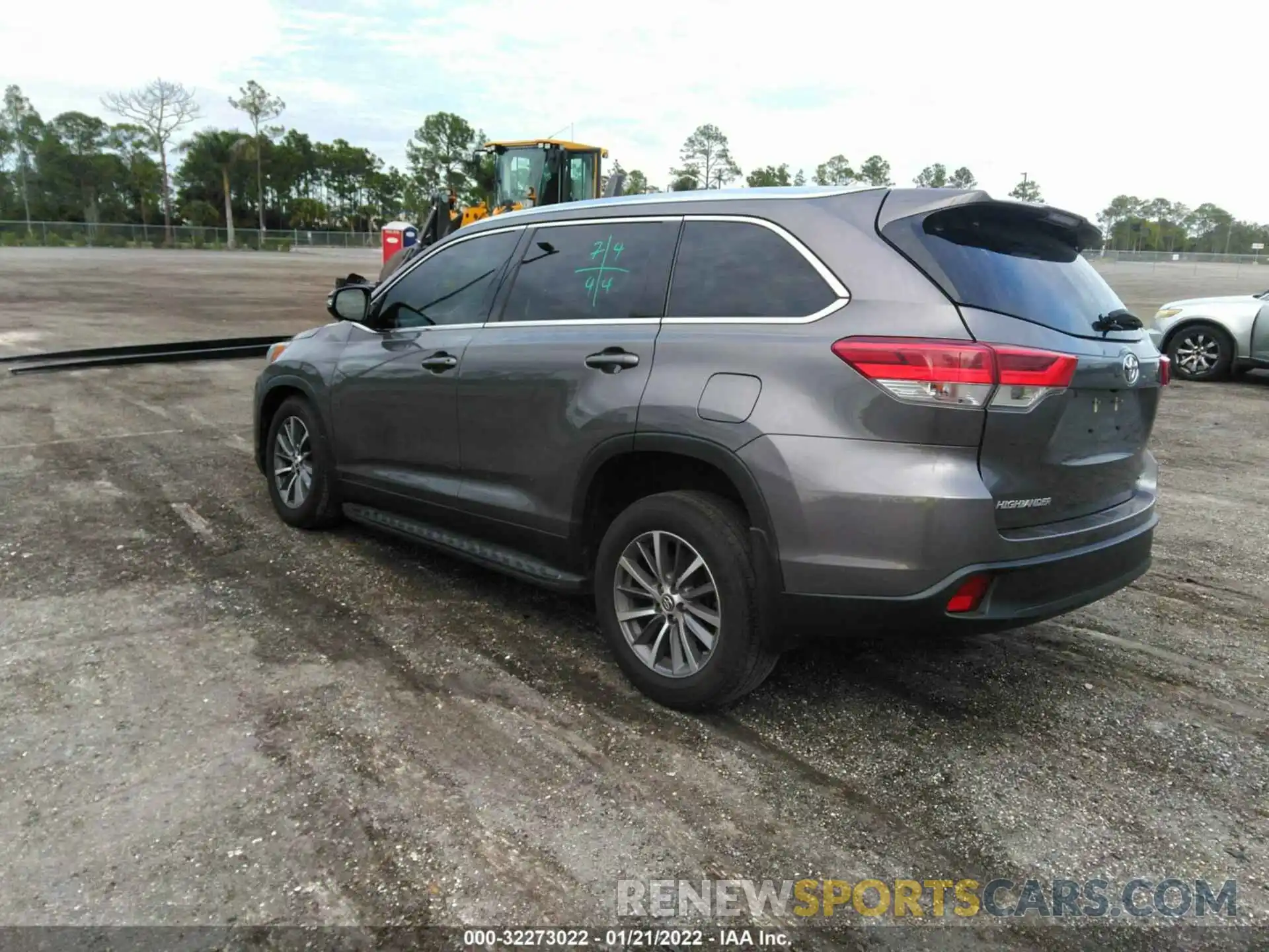 3 Photograph of a damaged car 5TDJZRFH8KS592808 TOYOTA HIGHLANDER 2019