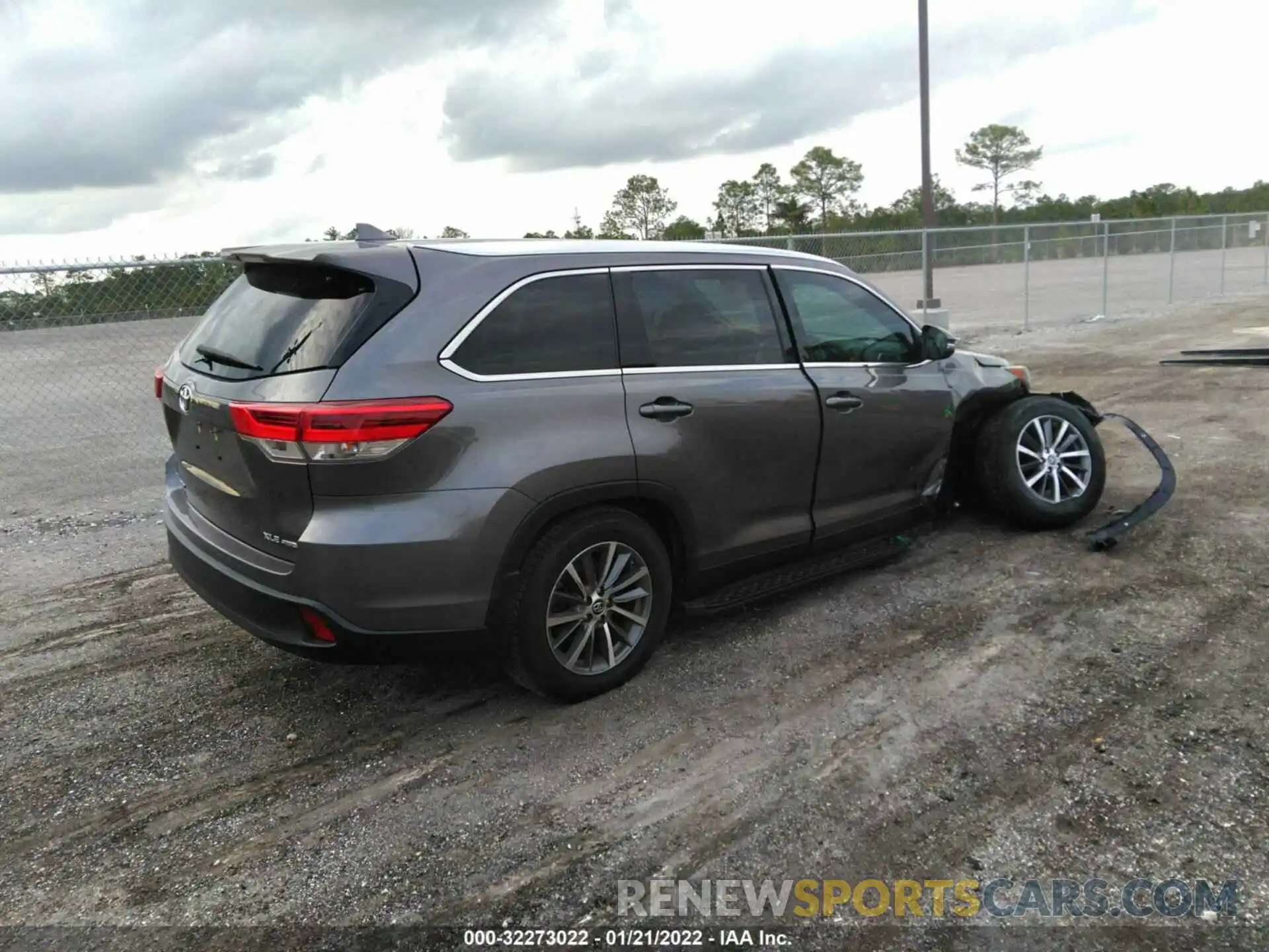 4 Photograph of a damaged car 5TDJZRFH8KS592808 TOYOTA HIGHLANDER 2019