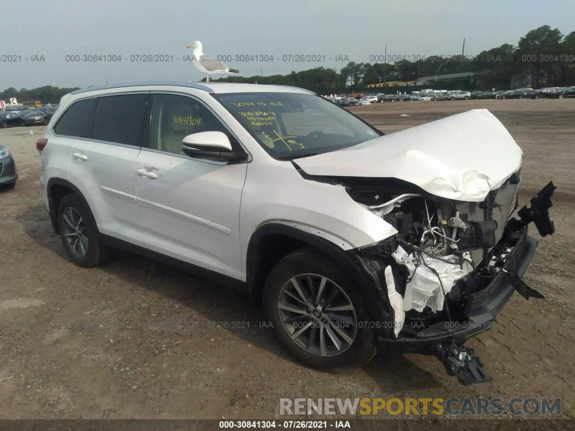 1 Photograph of a damaged car 5TDJZRFH8KS598690 TOYOTA HIGHLANDER 2019