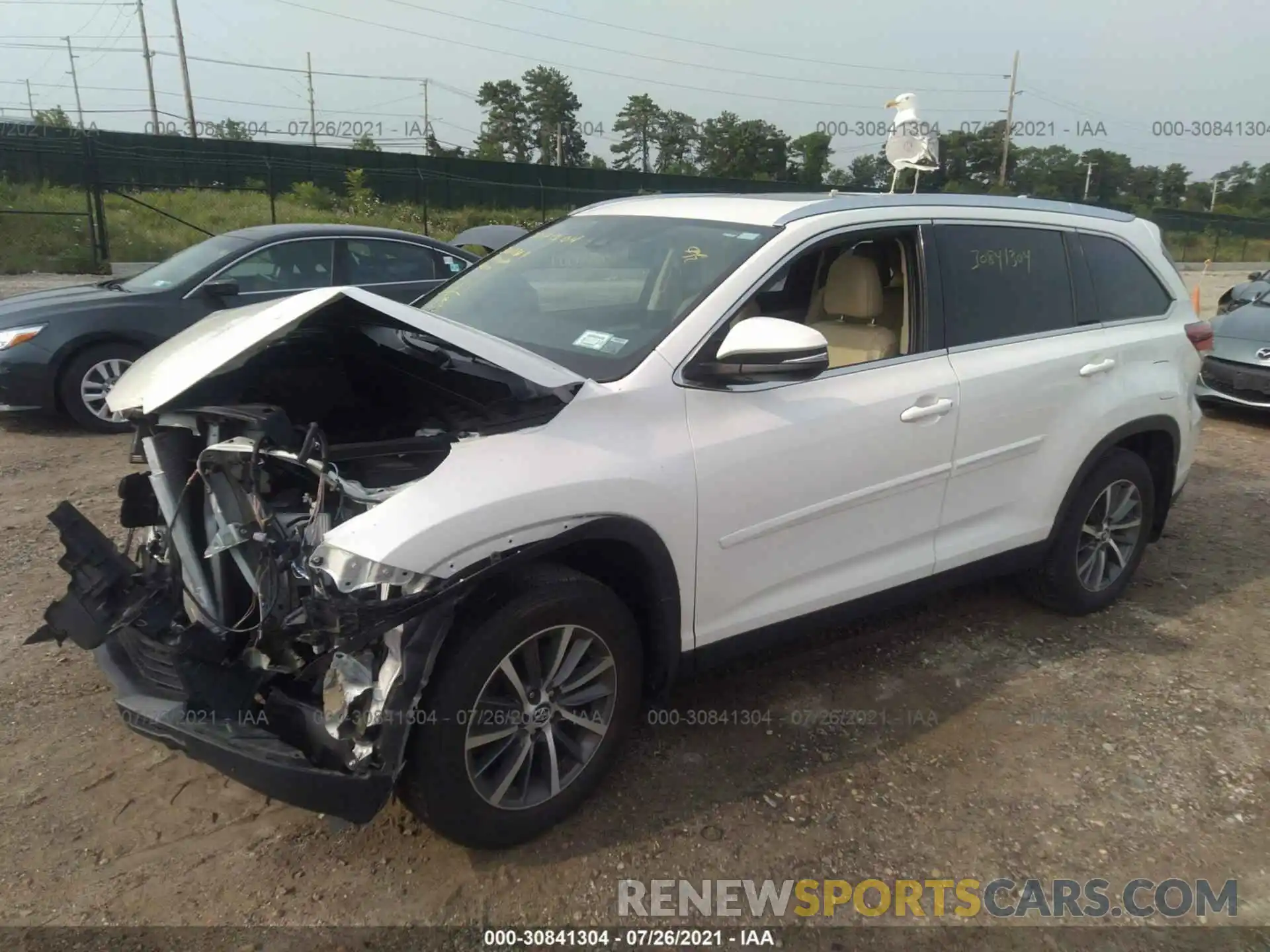 2 Photograph of a damaged car 5TDJZRFH8KS598690 TOYOTA HIGHLANDER 2019