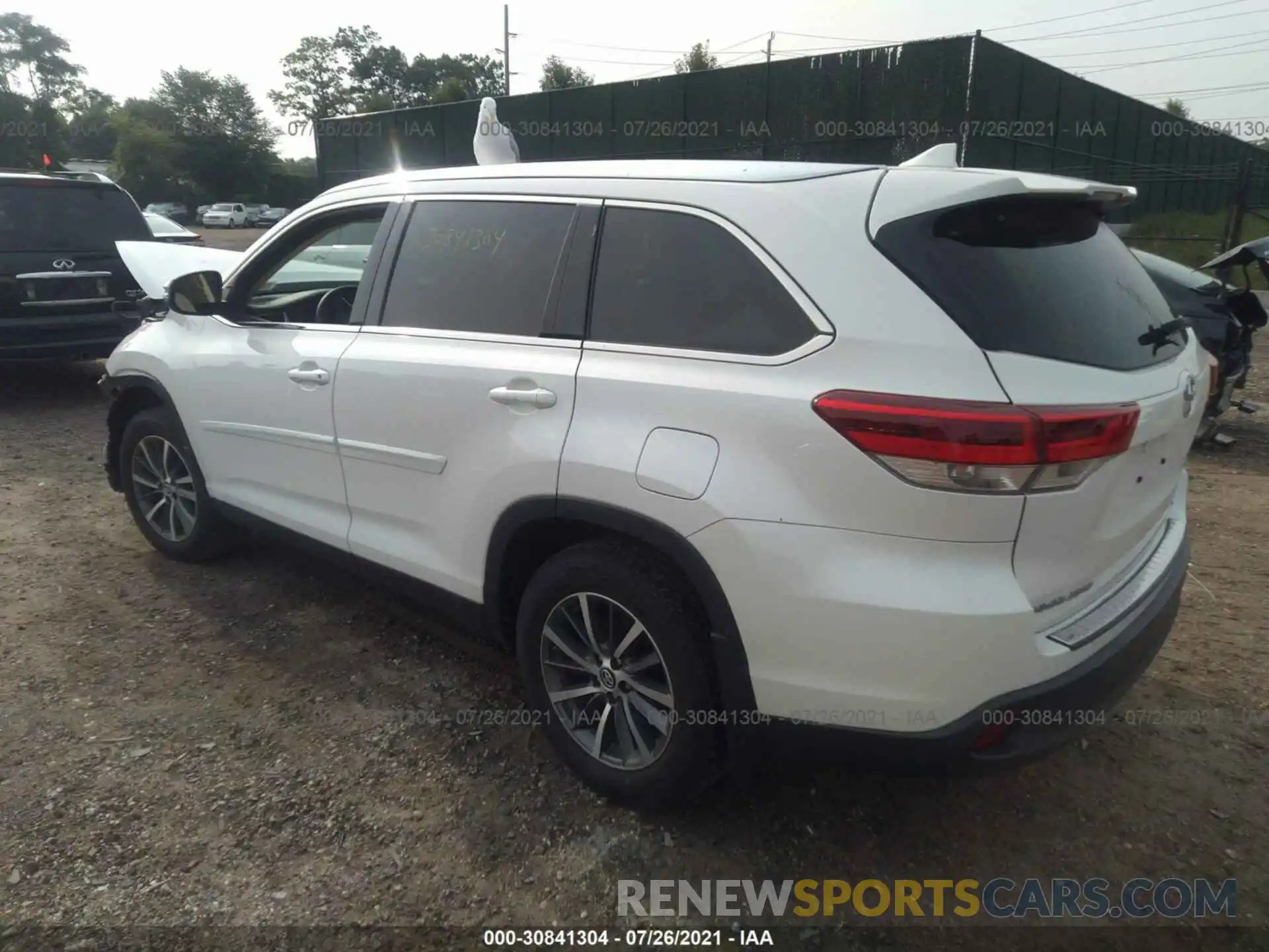 3 Photograph of a damaged car 5TDJZRFH8KS598690 TOYOTA HIGHLANDER 2019