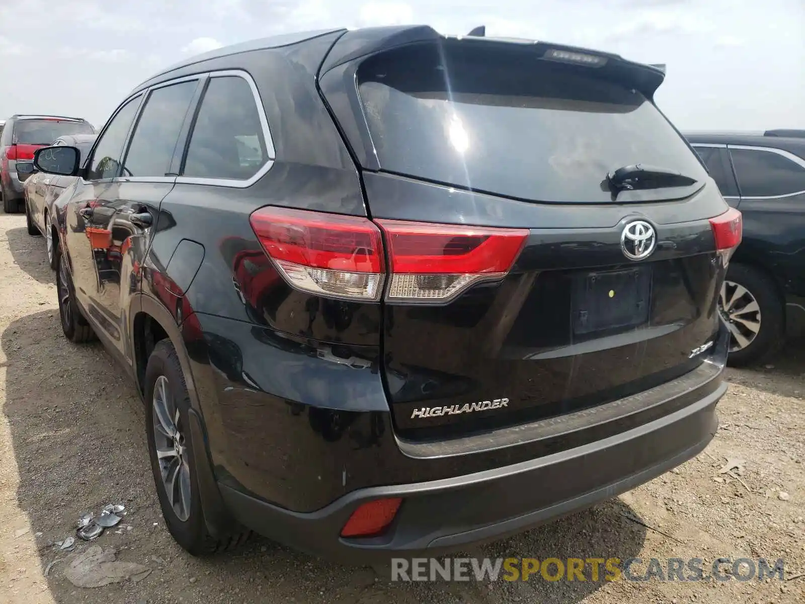 3 Photograph of a damaged car 5TDJZRFH8KS599385 TOYOTA HIGHLANDER 2019